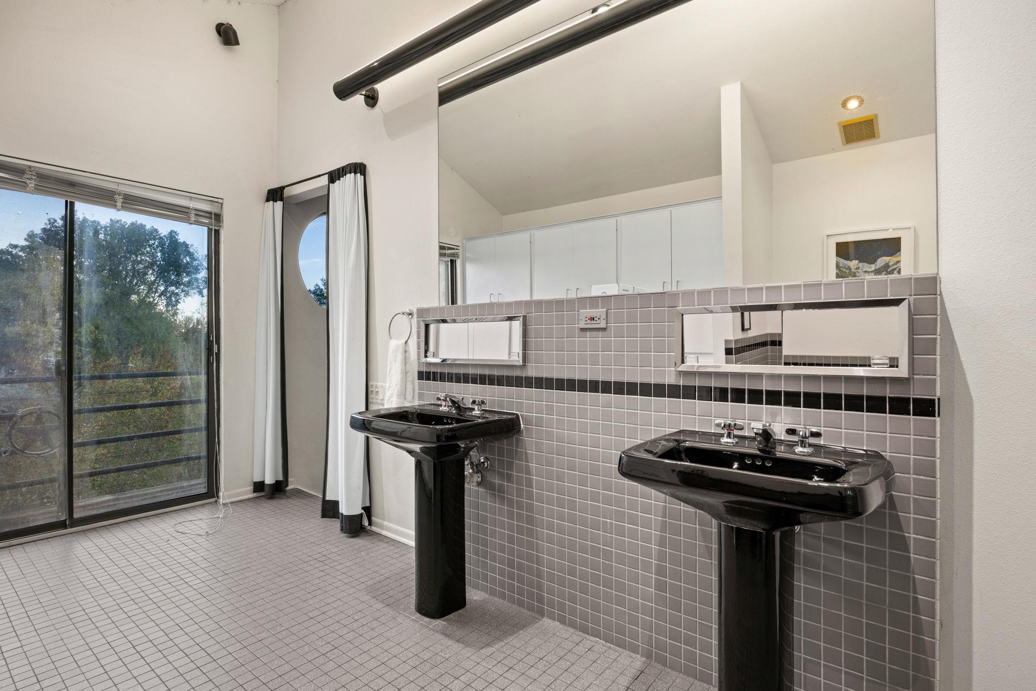 723 Coventry Rd, Spicewood, TX 78669