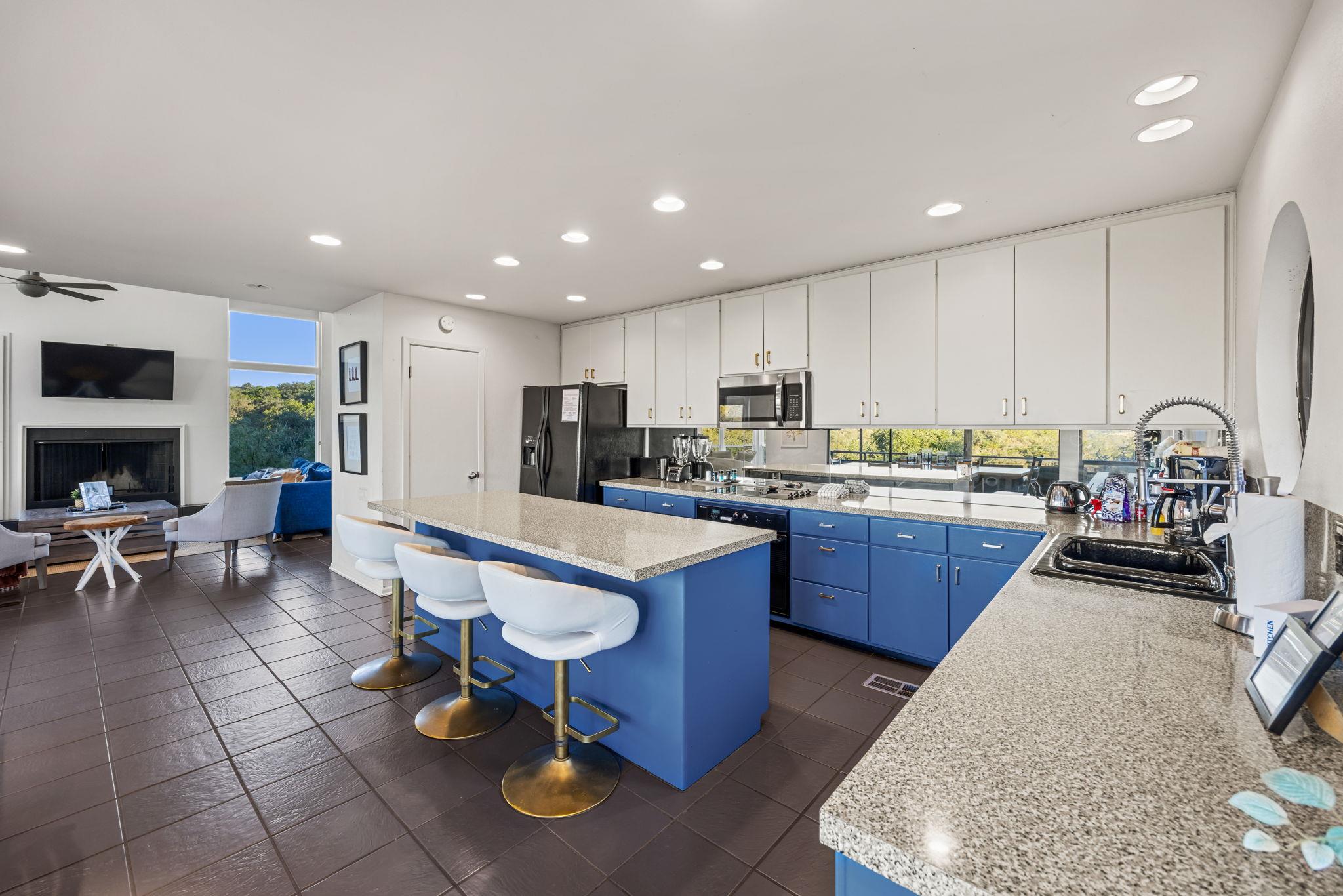 723 Coventry Rd, Spicewood, TX 78669