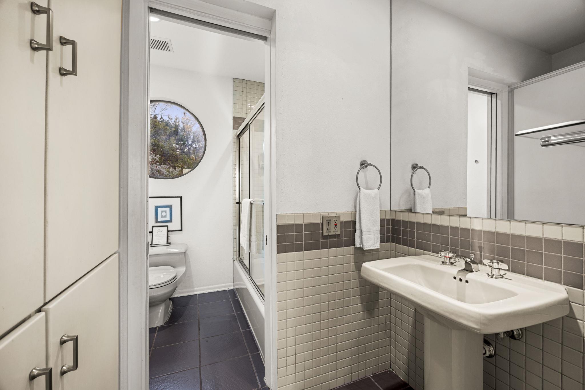 723 Coventry Rd, Spicewood, TX 78669