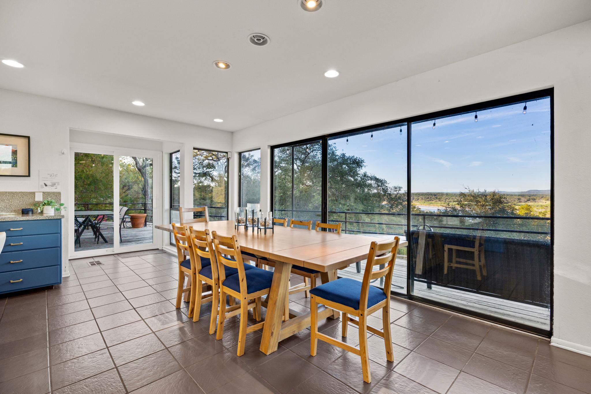 723 Coventry Rd, Spicewood, TX 78669