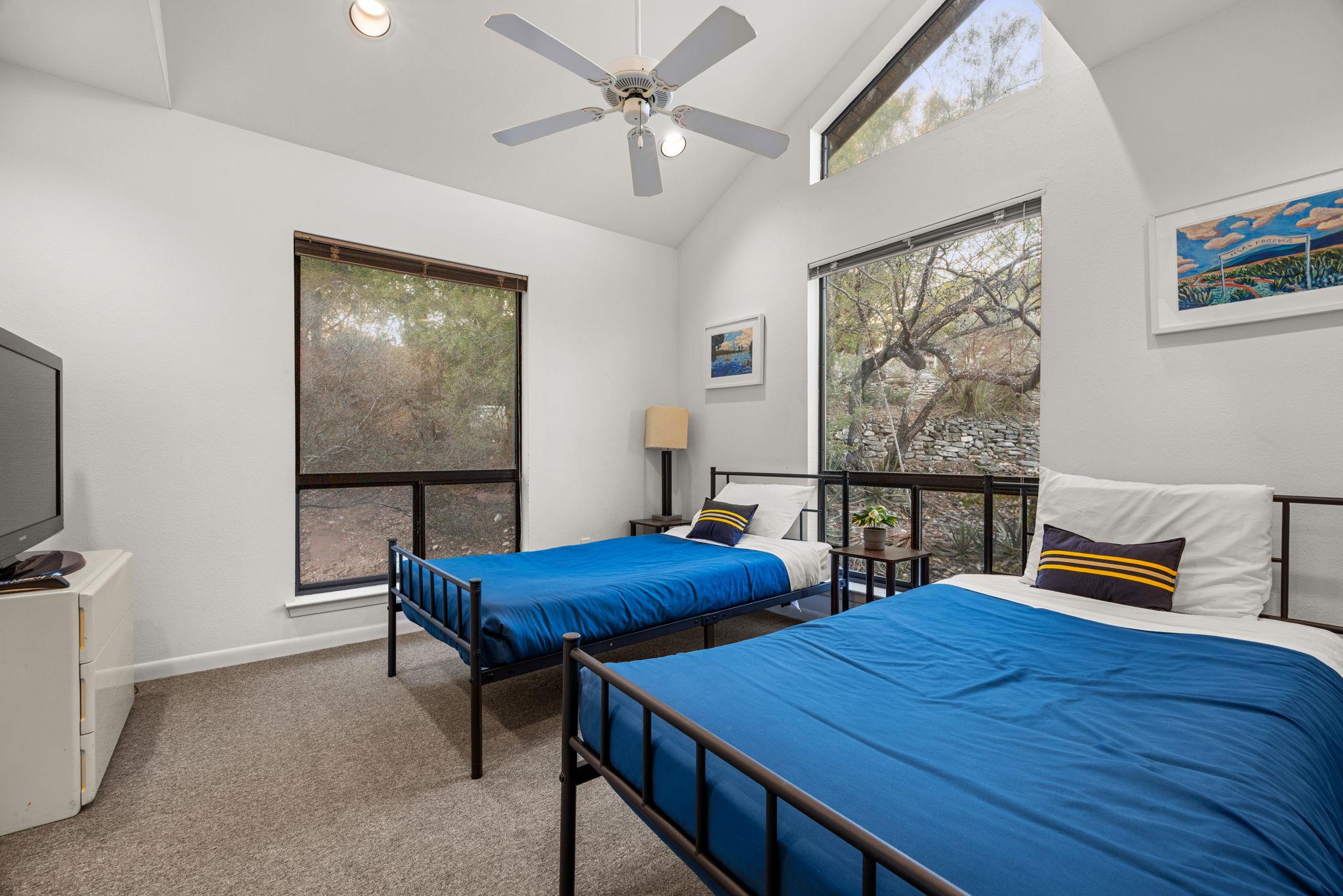 723 Coventry Rd, Spicewood, TX 78669