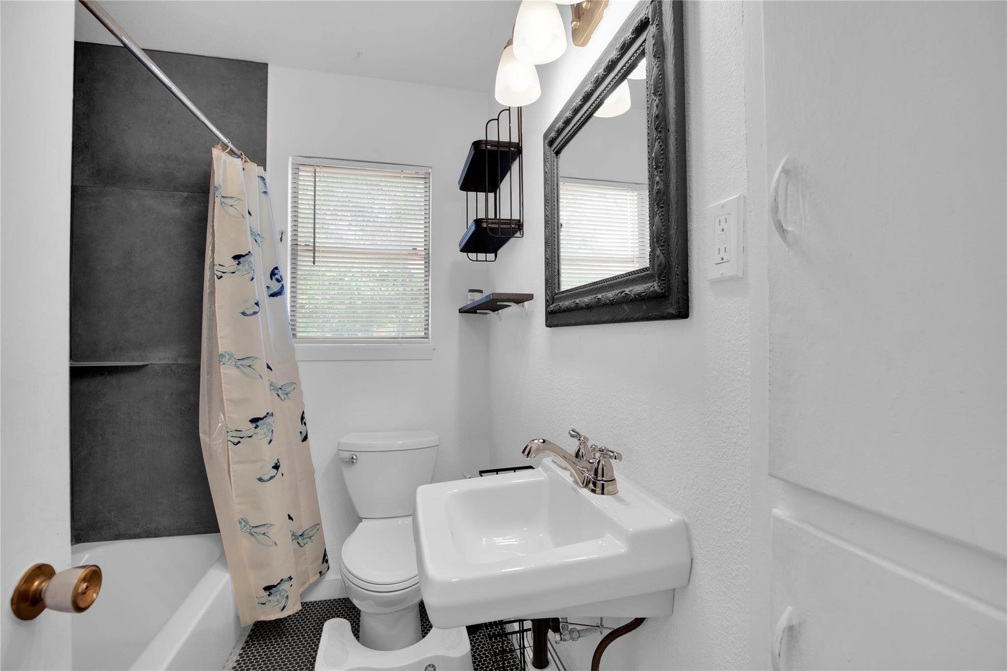 1607 E 4th St, Taylor, TX 76574