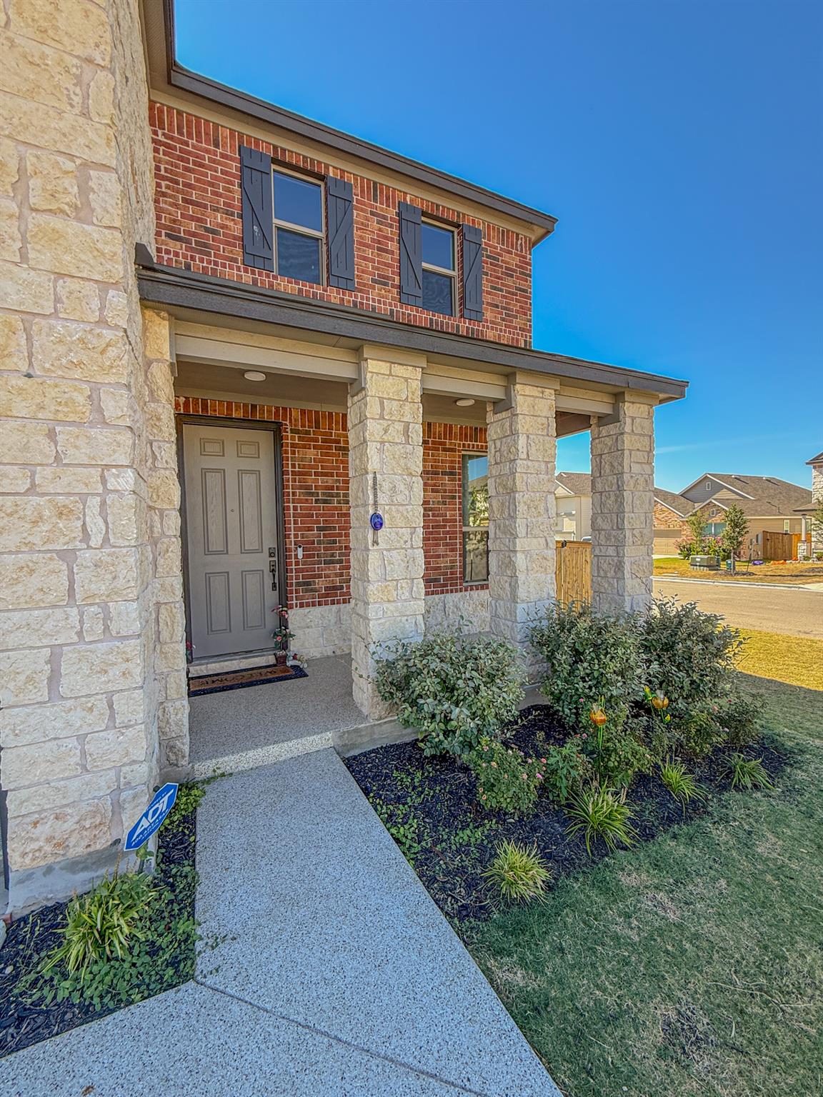 121 Outlaw Dr, Jarrell, TX 76537