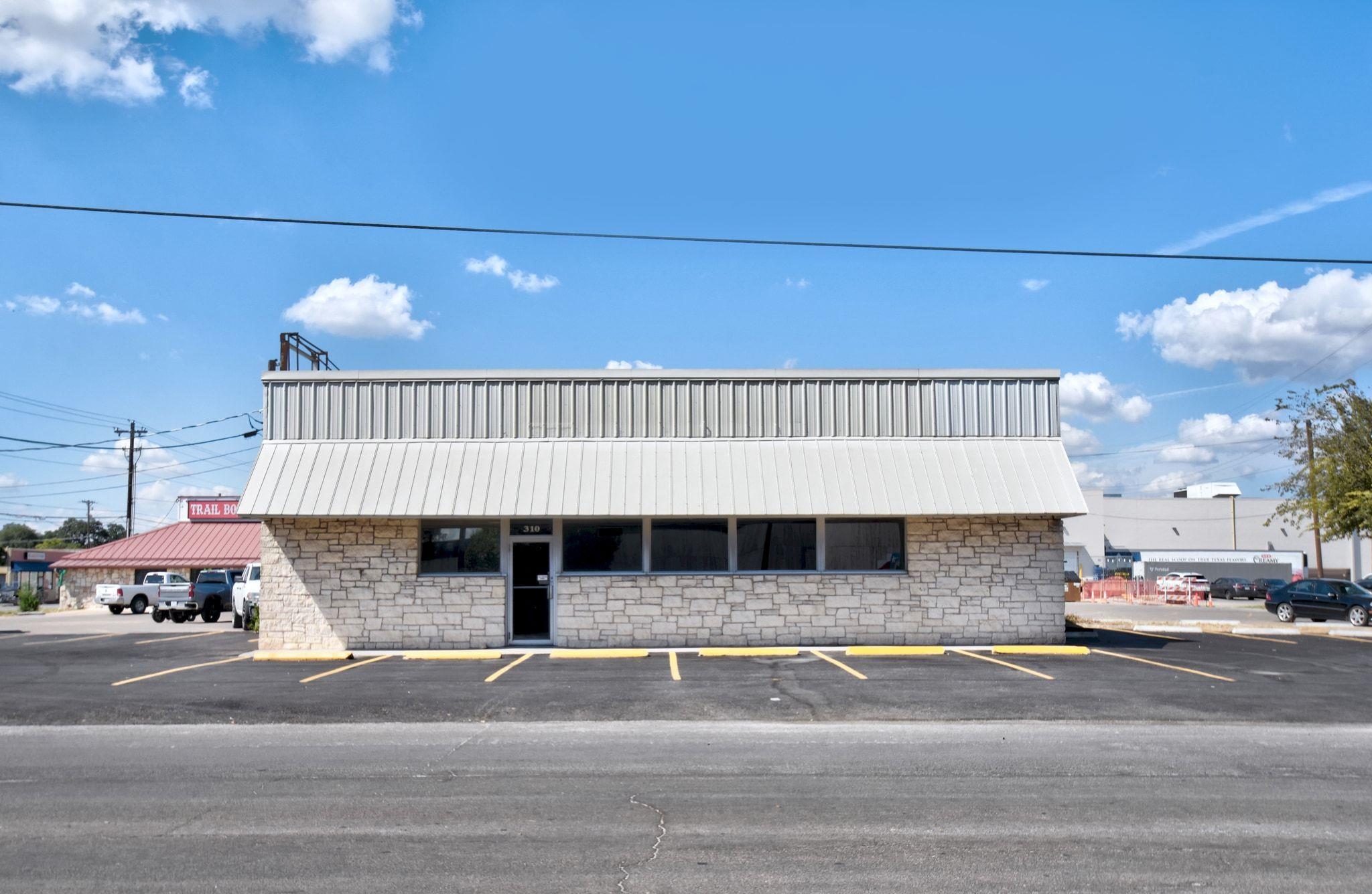 310 Quinlan St, Kerrville, TX 78028
