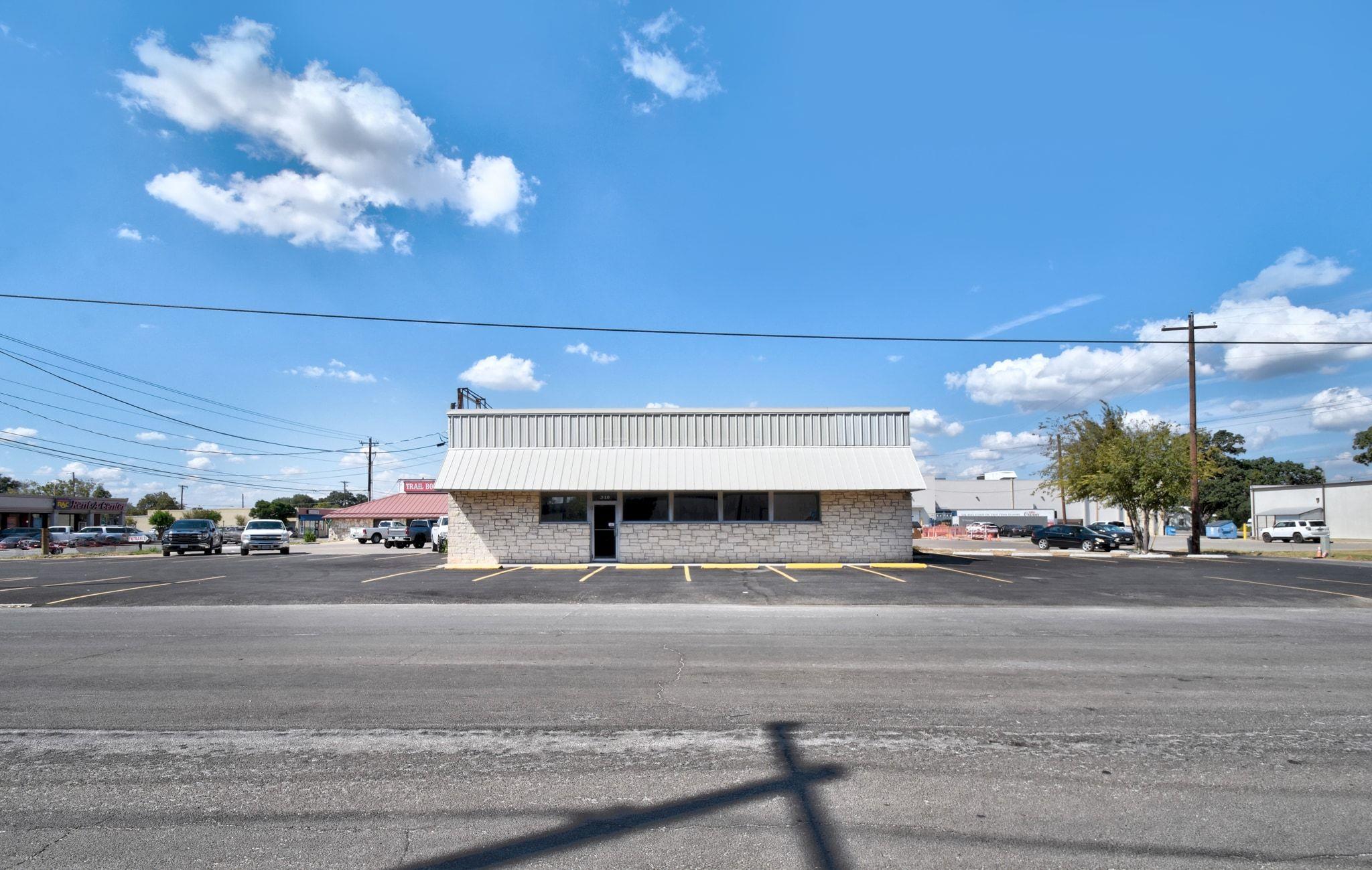 310 Quinlan St, Kerrville, TX 78028