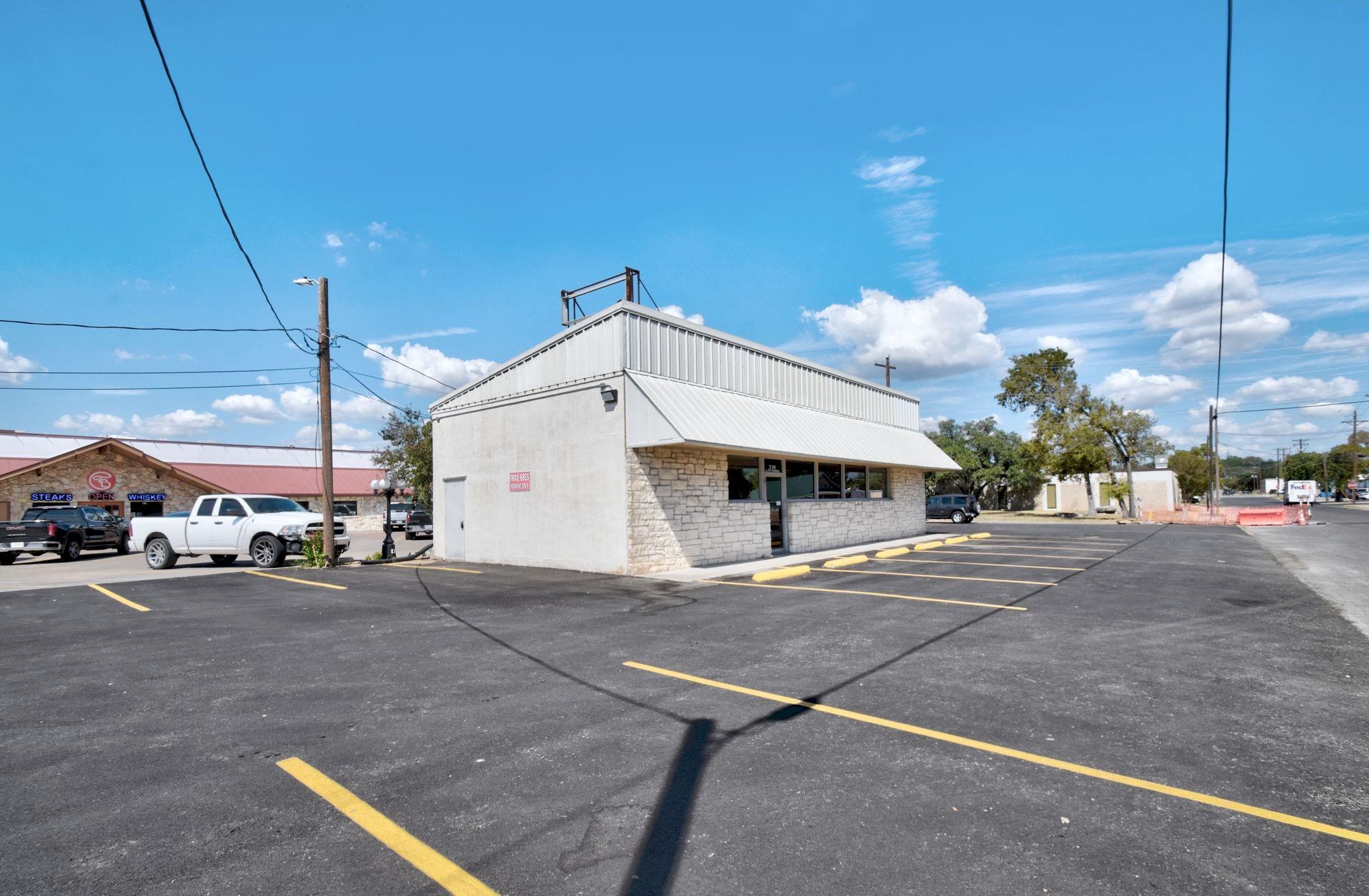 310 Quinlan St, Kerrville, TX 78028