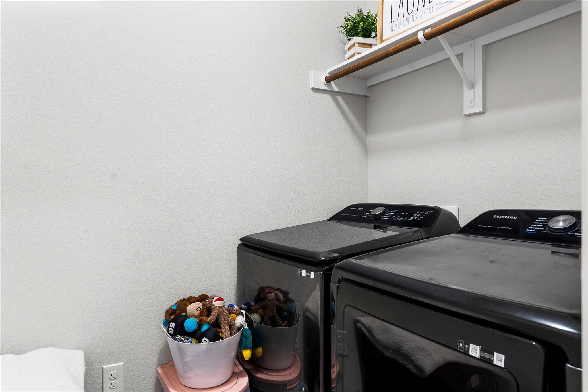 156 Appleberry Ln, Elgin, TX 78621