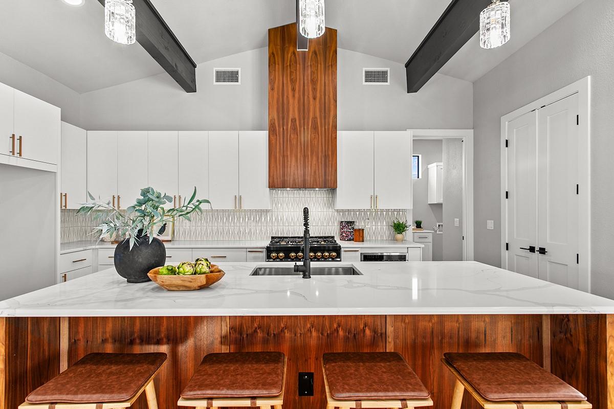 202 Evelyn Ct, Dripping Springs, TX 78620