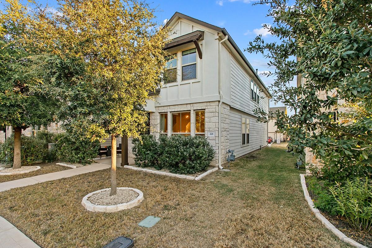 221 Diamond Point Dr, Dripping Springs, TX 78620