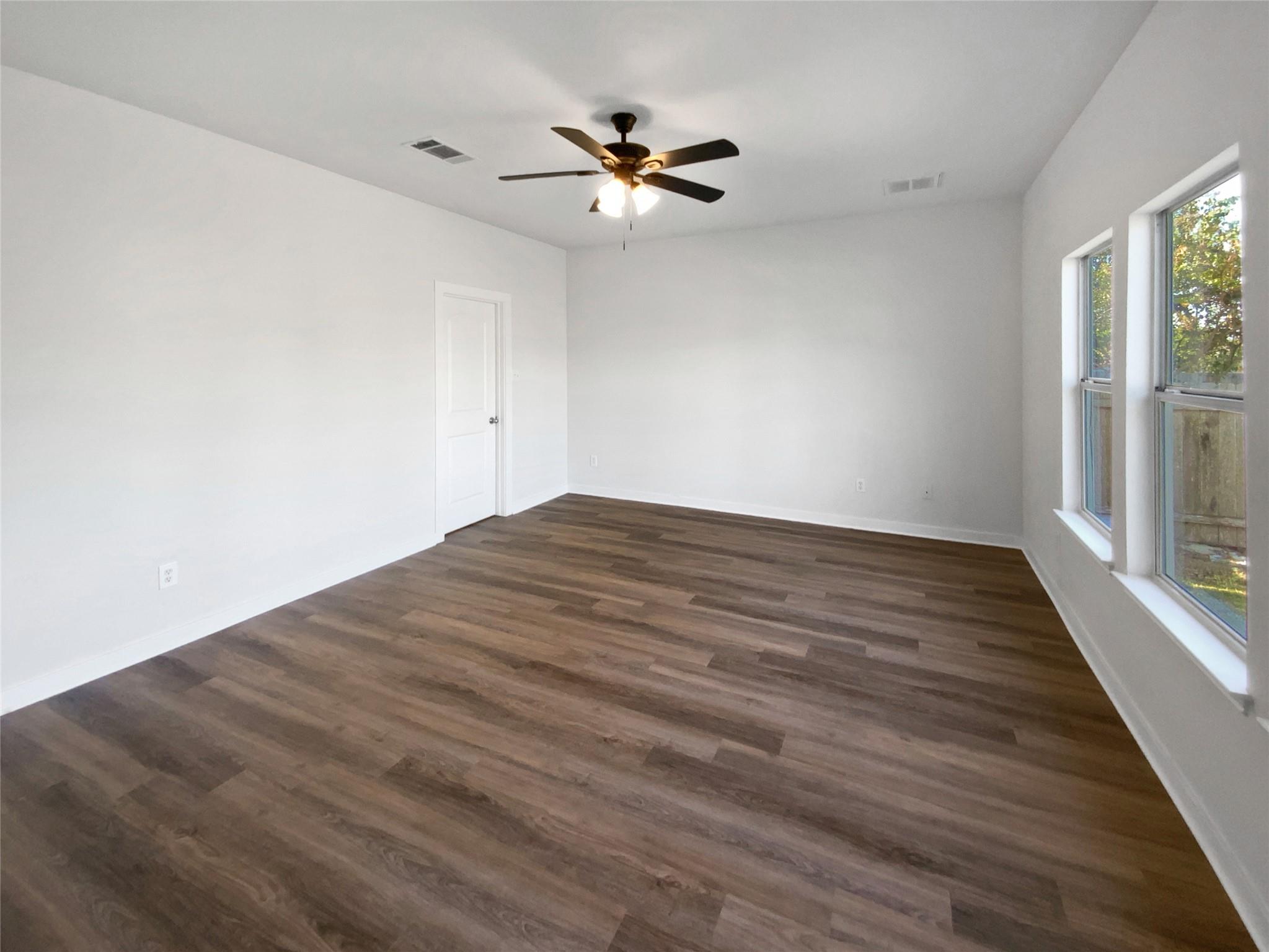 127 Campos Dr, Hutto, TX 78634