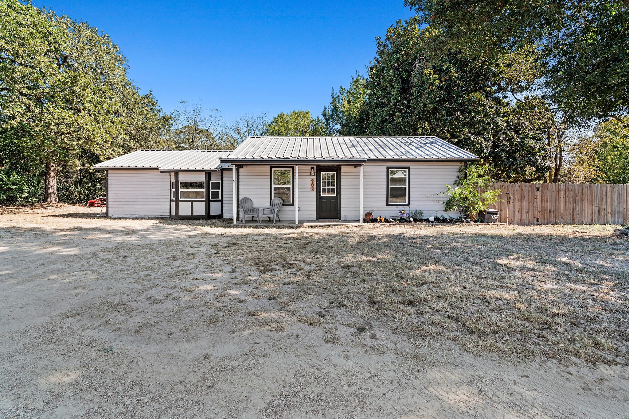 902 Miller St, Rockdale, TX 76567