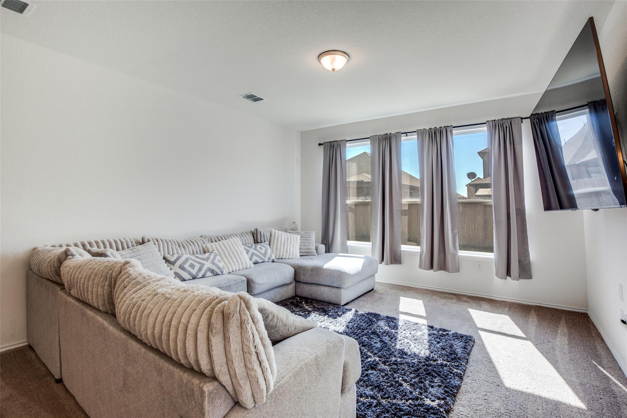 211 Pitkin Dr, Lockhart, TX 78644