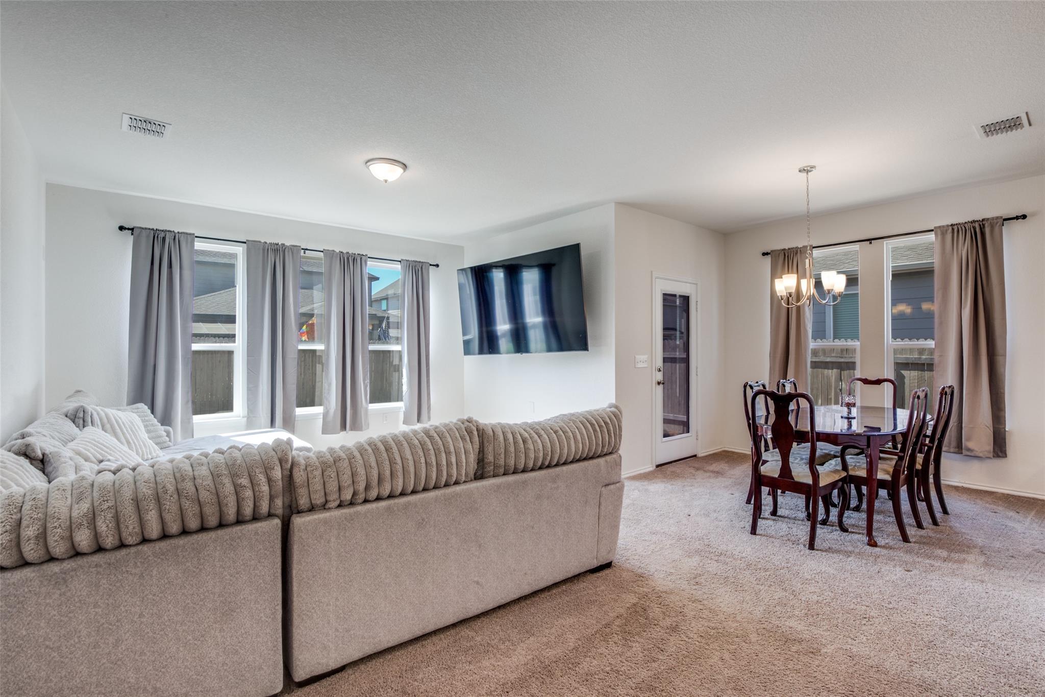 211 Pitkin Dr, Lockhart, TX 78644