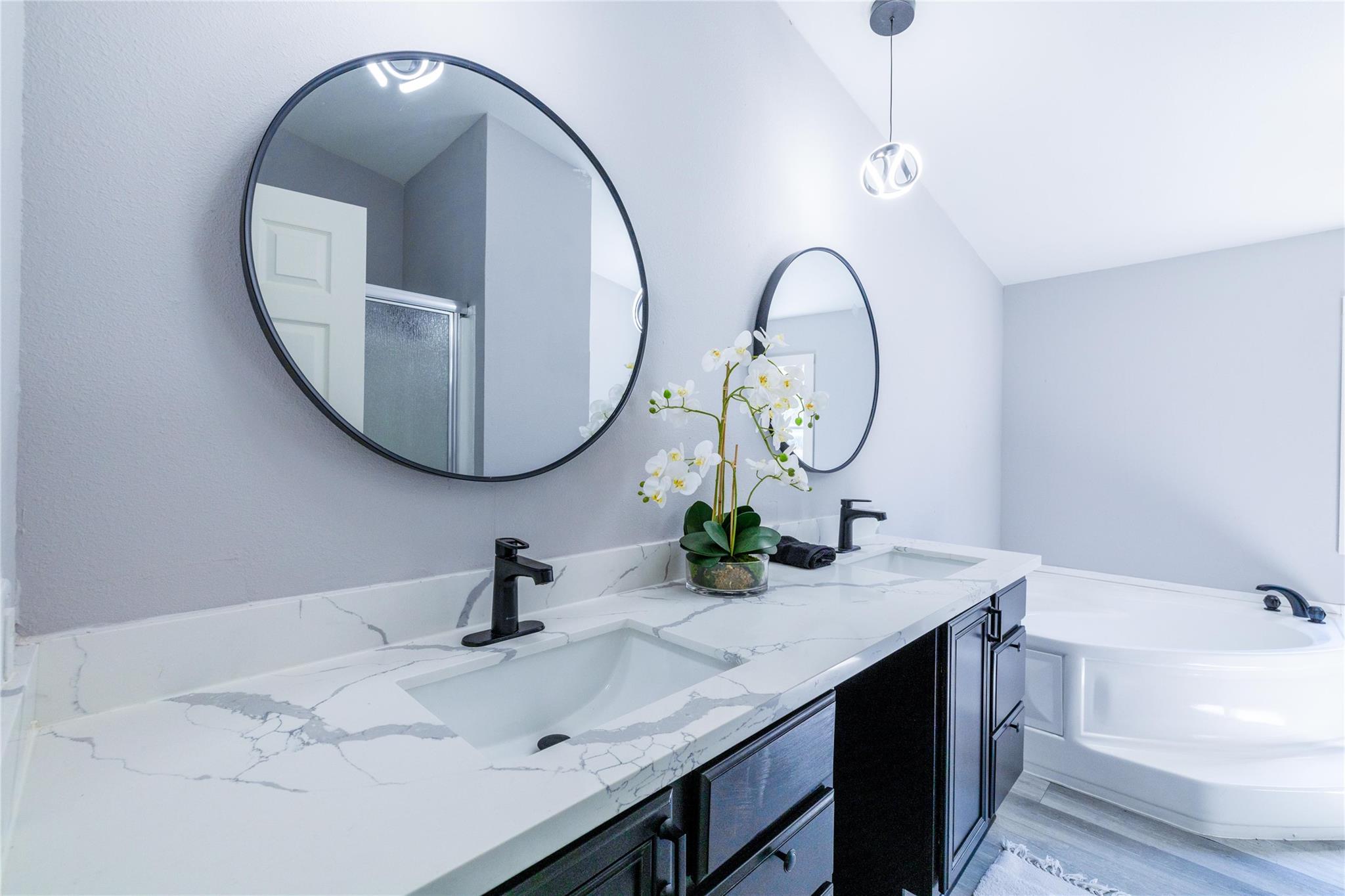 106 E Olive St, Lockhart, TX 78644