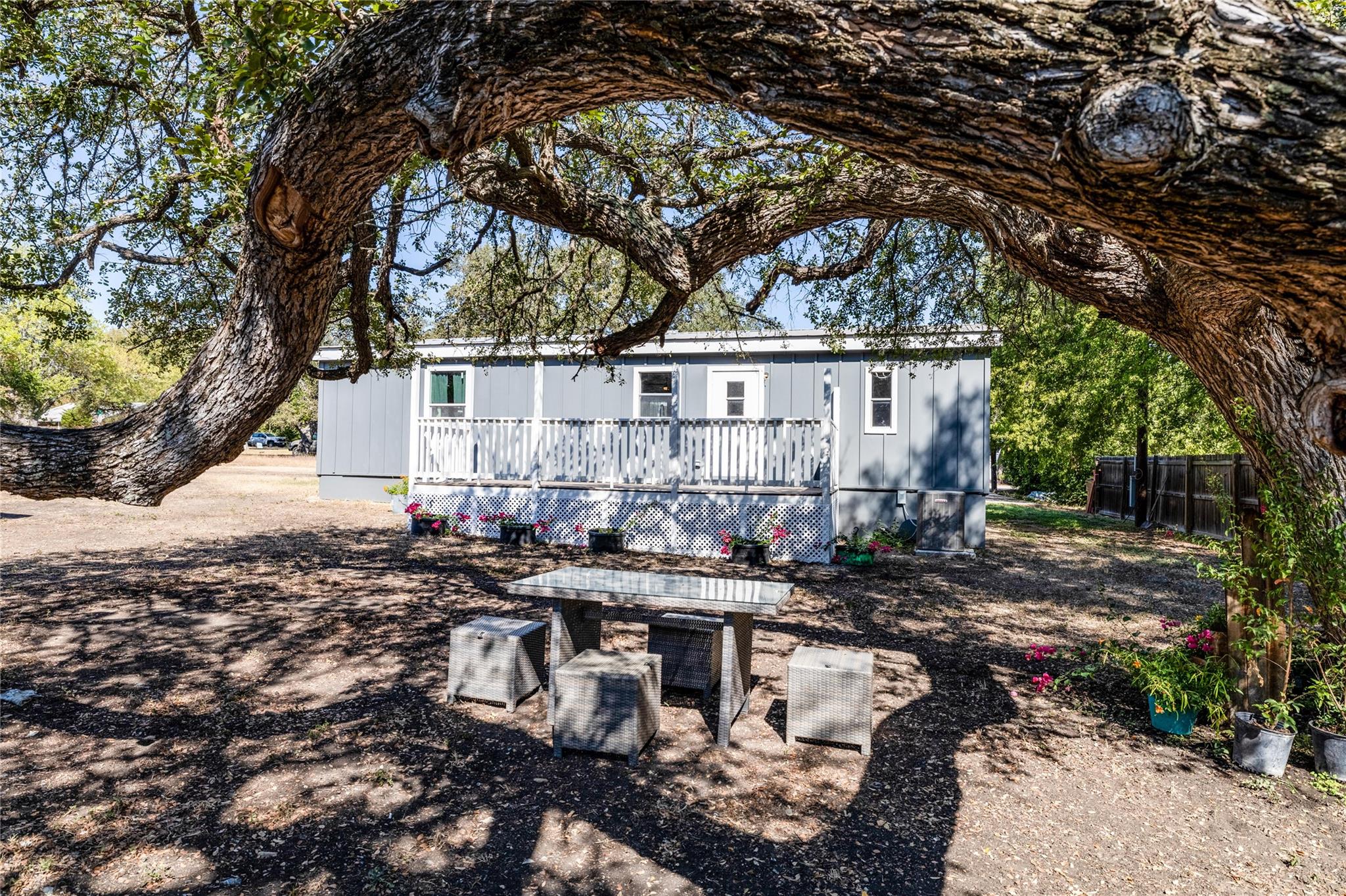 106 E Olive St, Lockhart, TX 78644