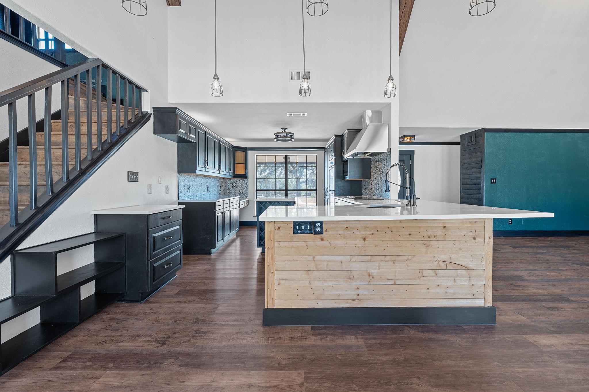 404 County Road 421, Spicewood, TX 78669