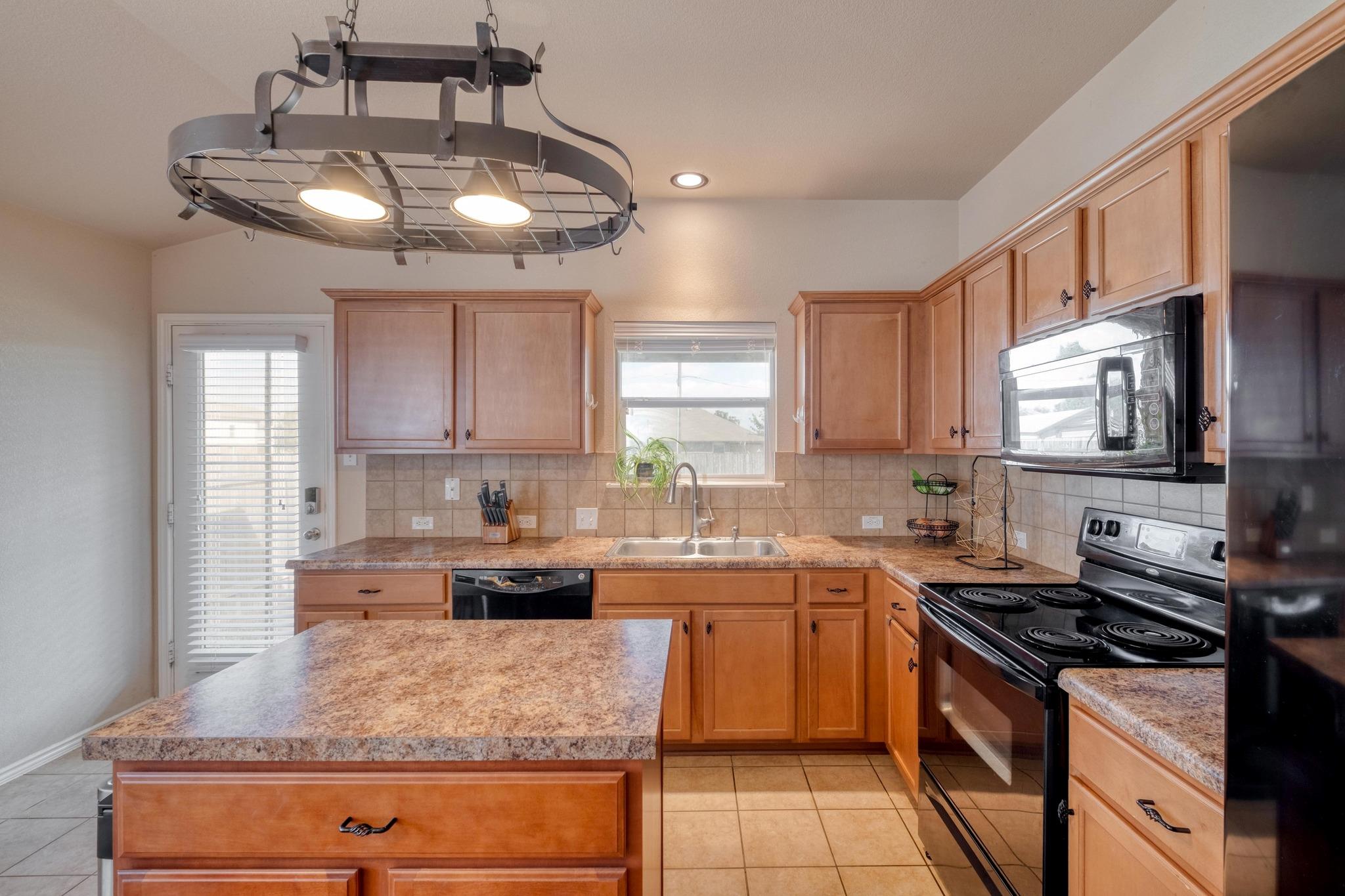 303 Baldwin St, Hutto, TX 78634