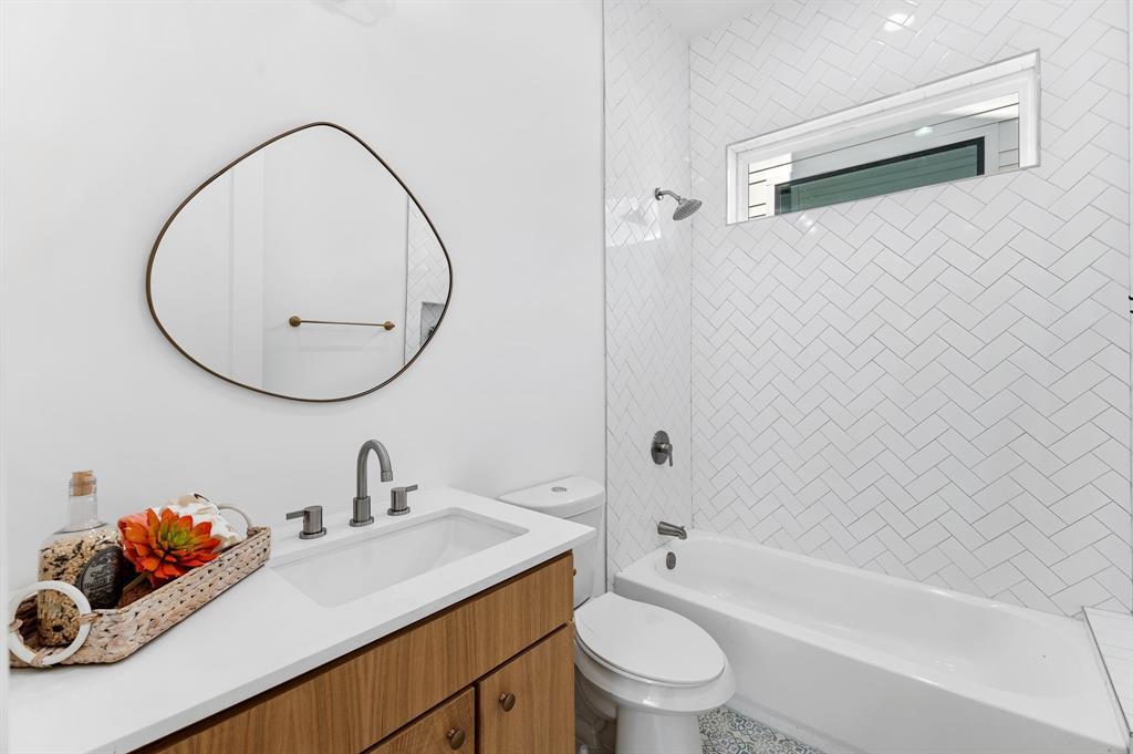 106 W Croslin St # 1, Austin, TX 78752