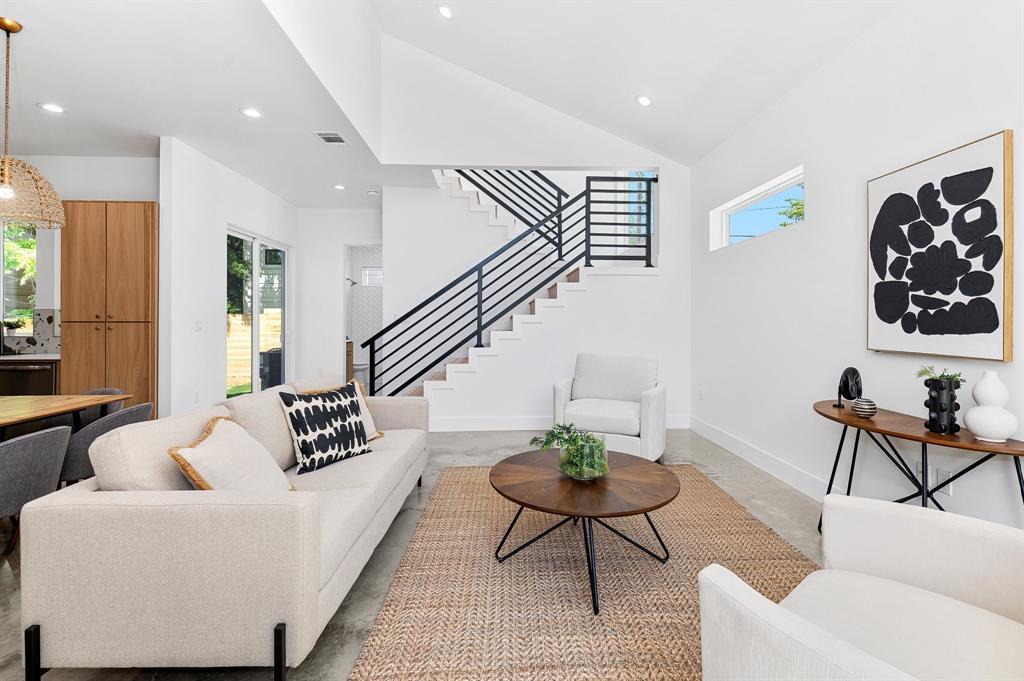 106 W Croslin St # 1, Austin, TX 78752