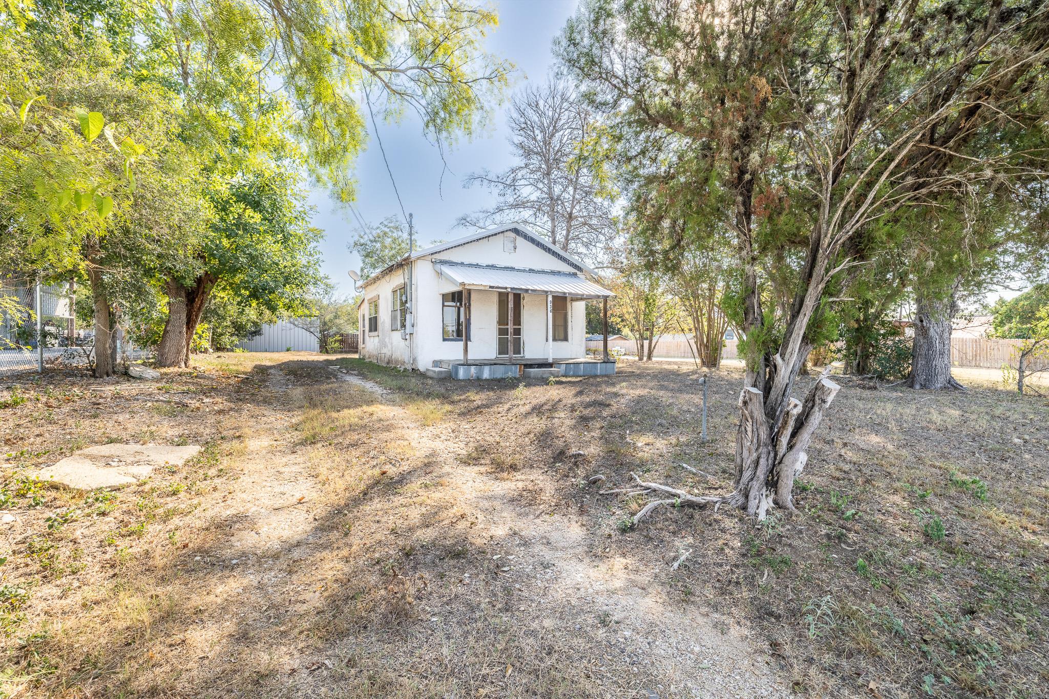 936 Water St, Gonzales, TX 78629