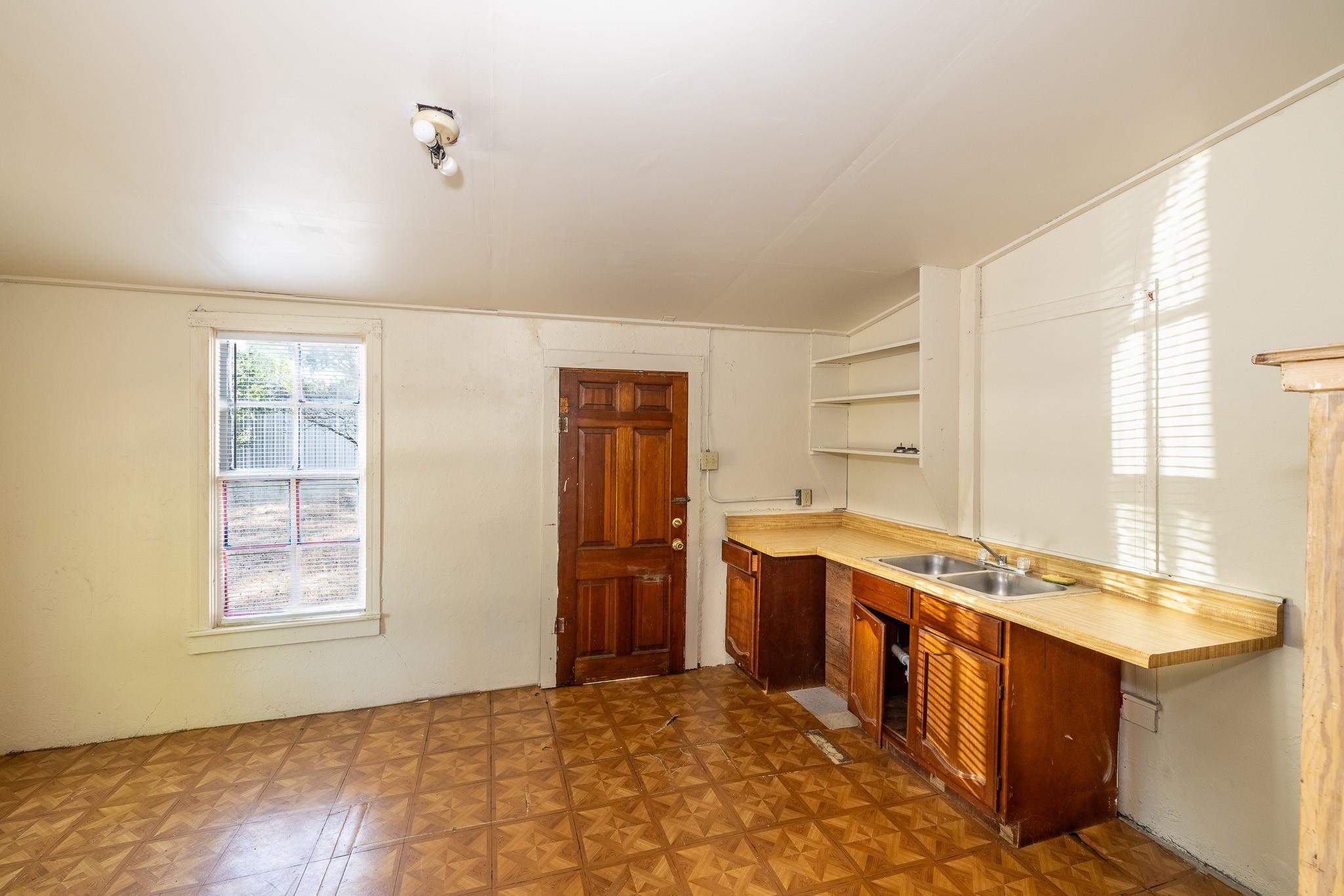 936 Water St, Gonzales, TX 78629