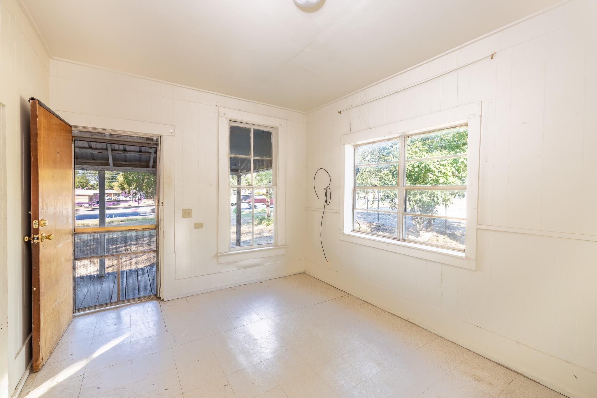 936 Water St, Gonzales, TX 78629