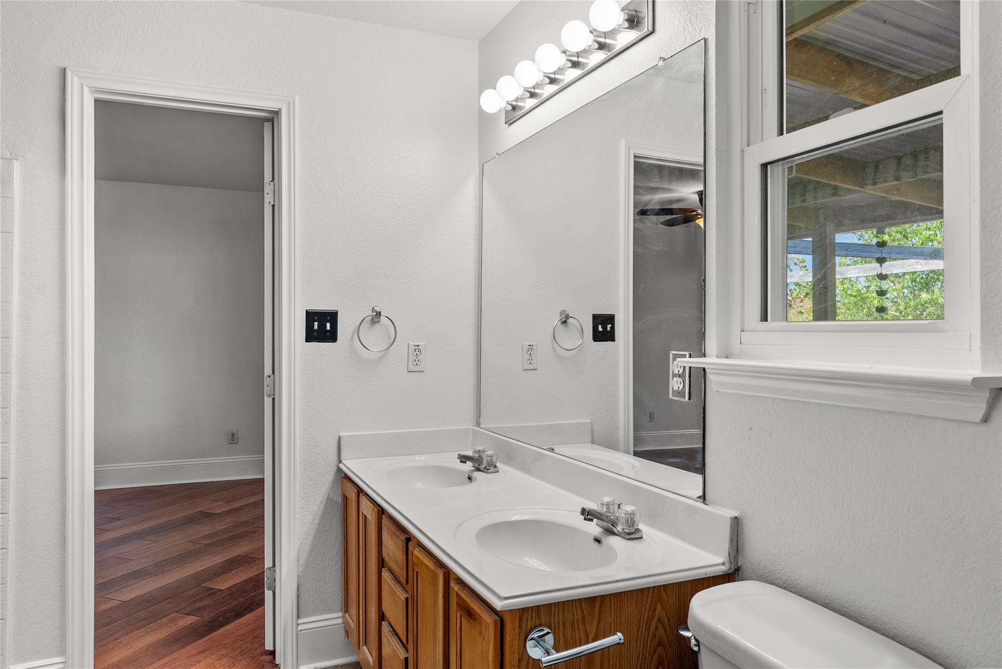 212 Valley Run Trl, Elgin, TX 78621