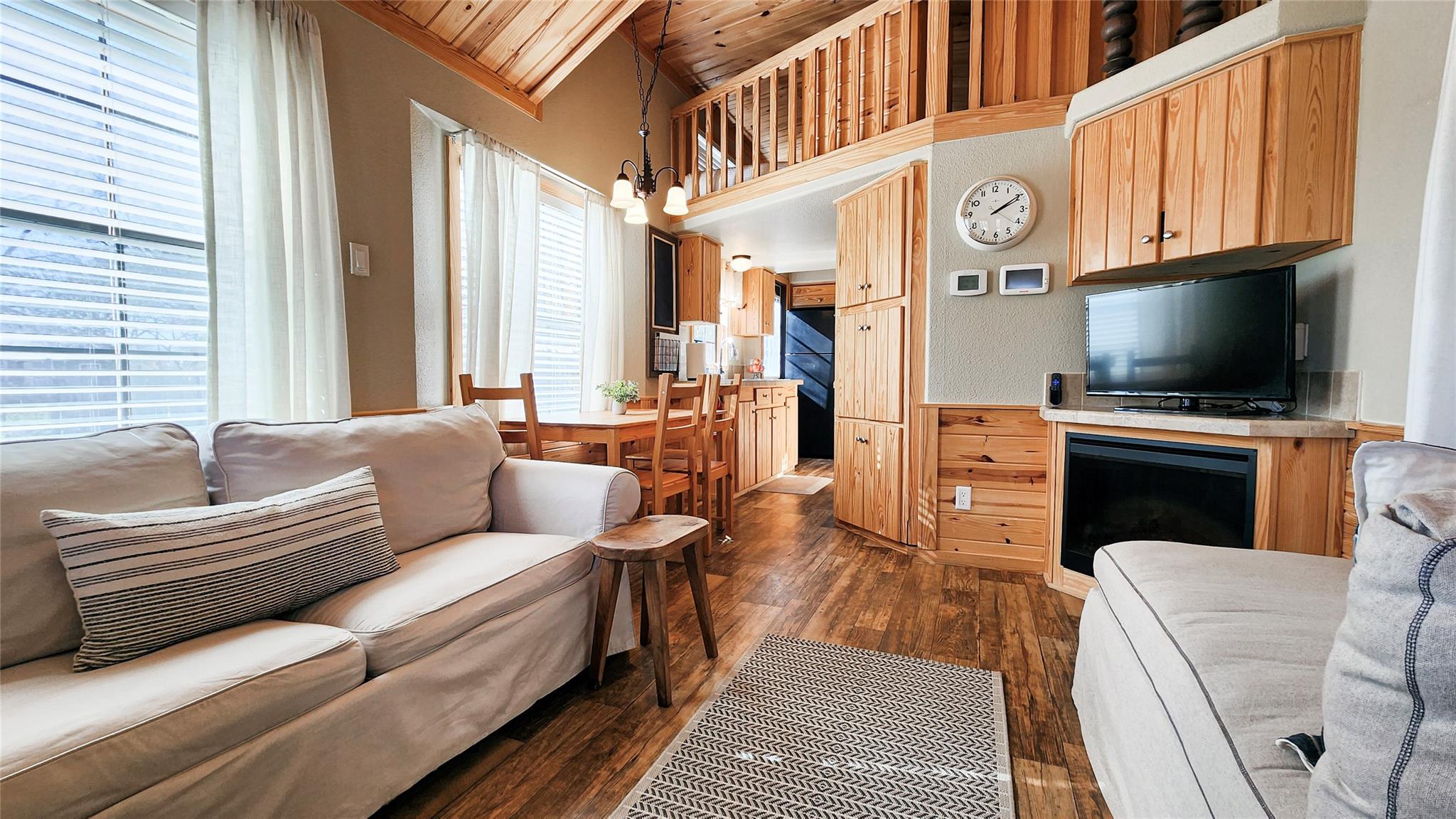 250 Park Ave, Staples, TX 78670