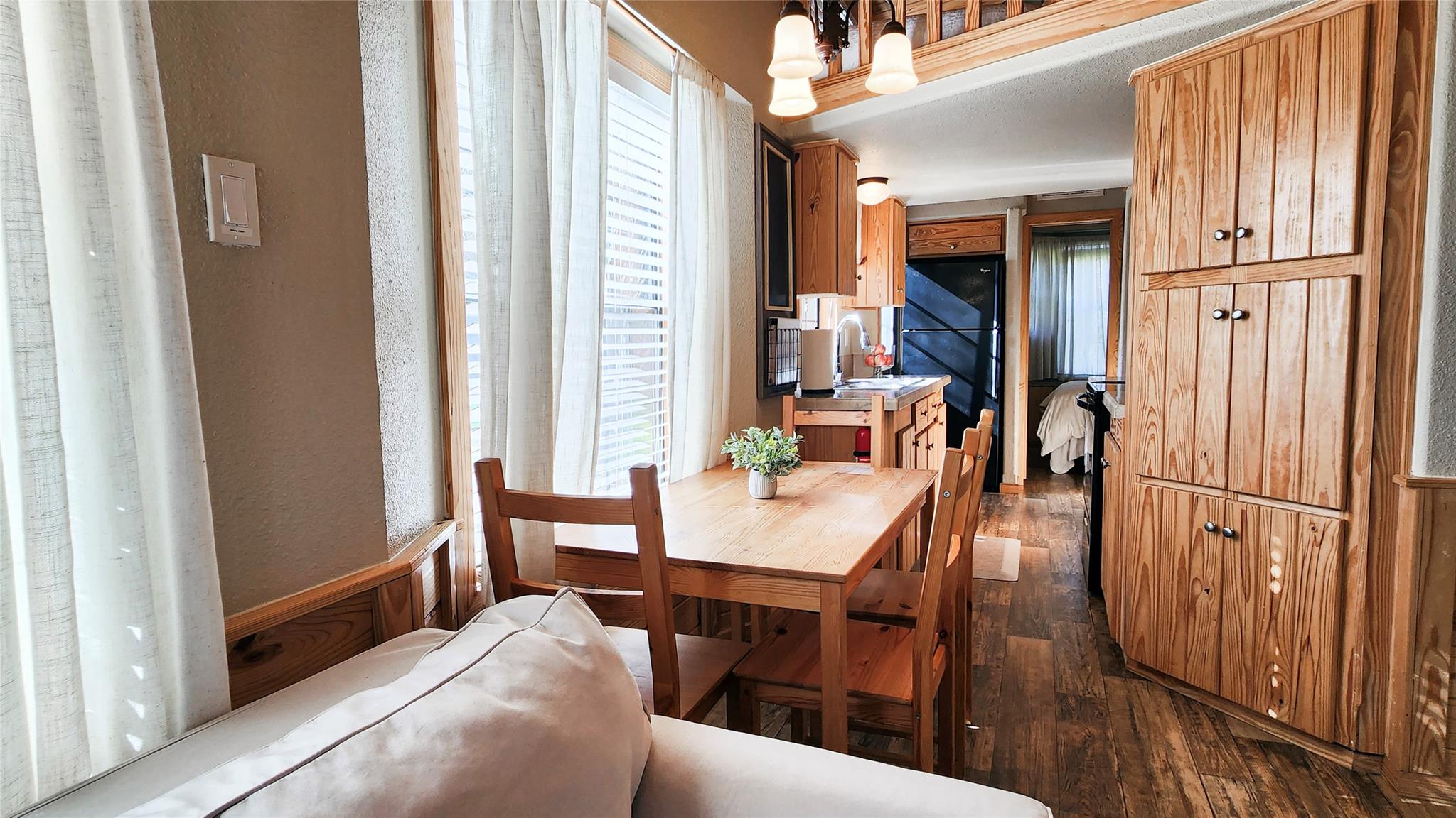 250 Park Ave, Staples, TX 78670