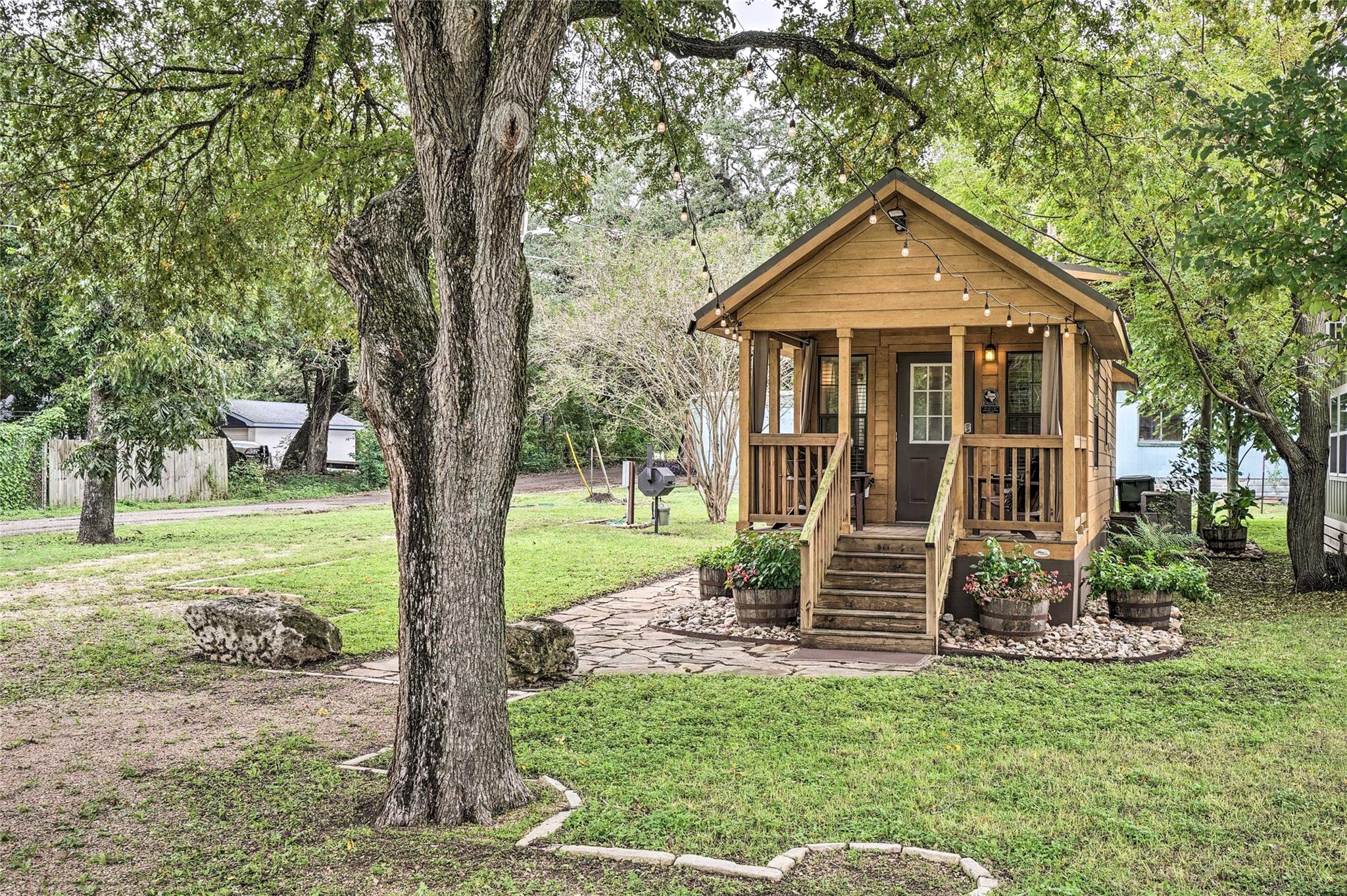 250 Park Ave, Staples, TX 78670