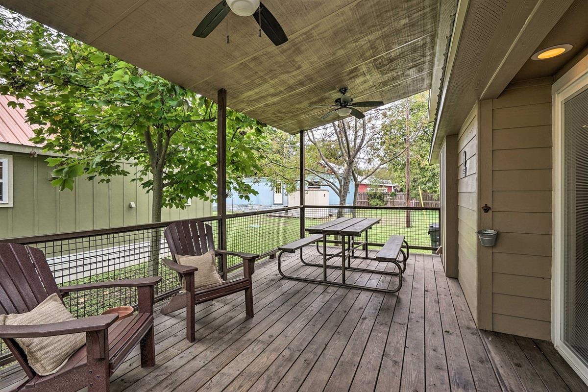 276 Park Ave, Staples, TX 78670