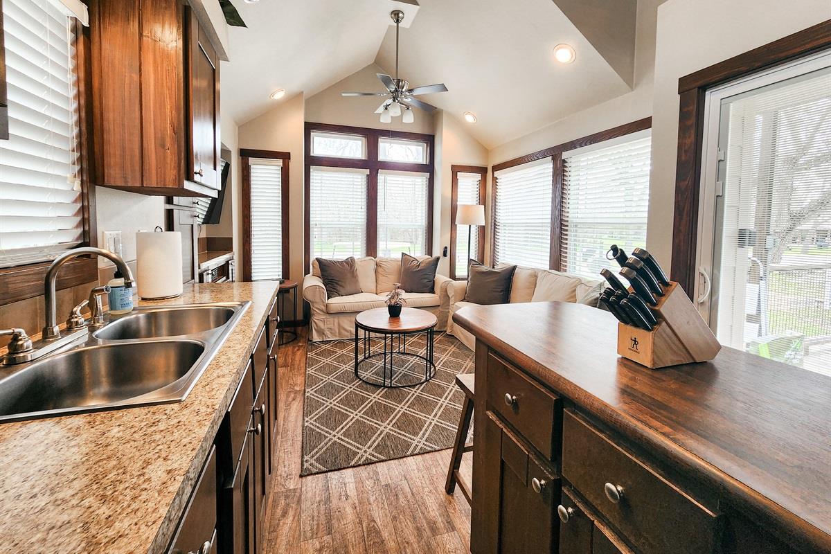 276 Park Ave, Staples, TX 78670