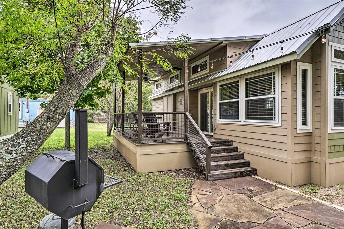 276 Park Ave, Staples, TX 78670