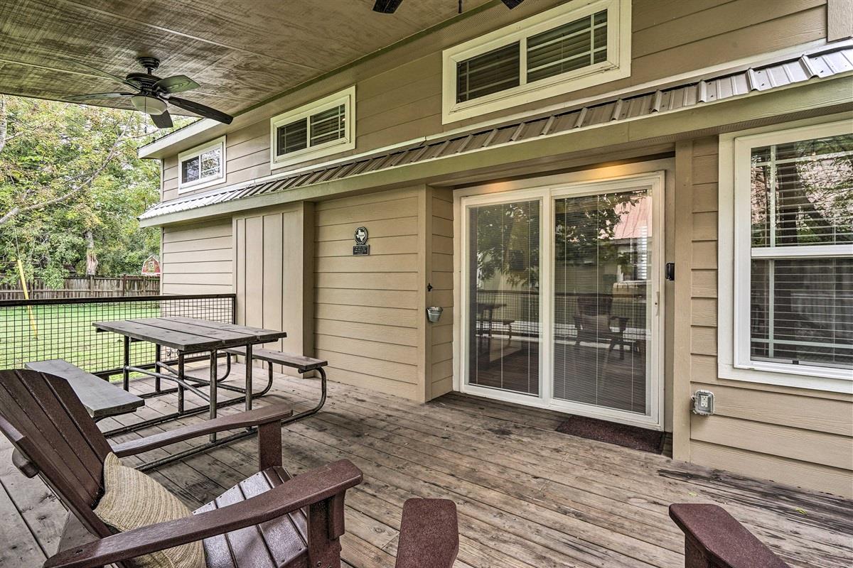 276 Park Ave, Staples, TX 78670