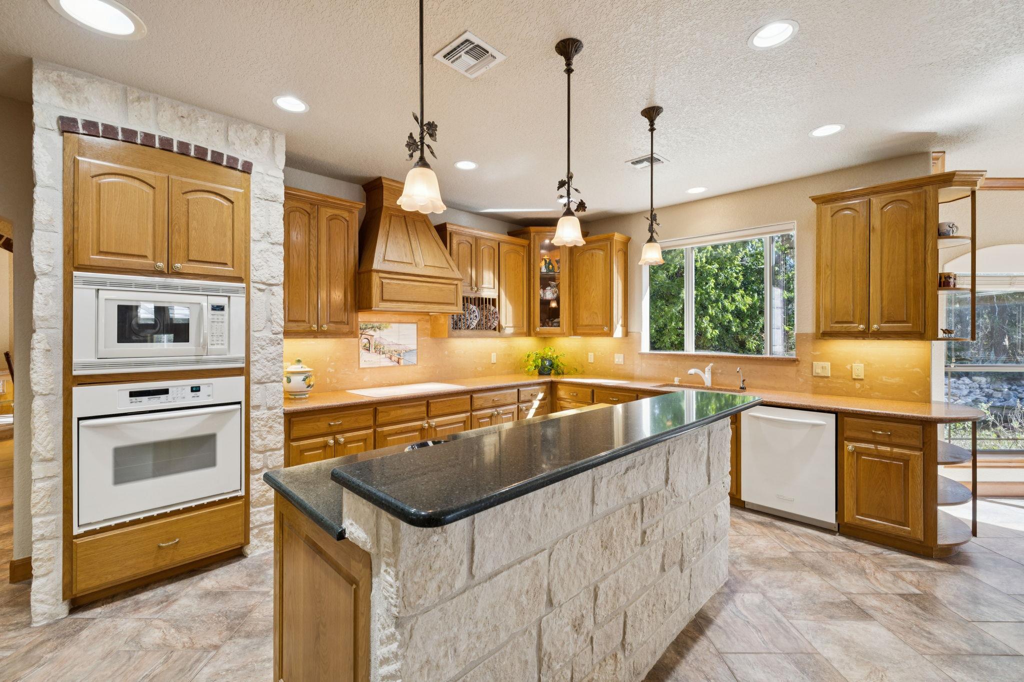 85 Rio Colorado Dr, Boerne, TX 78006