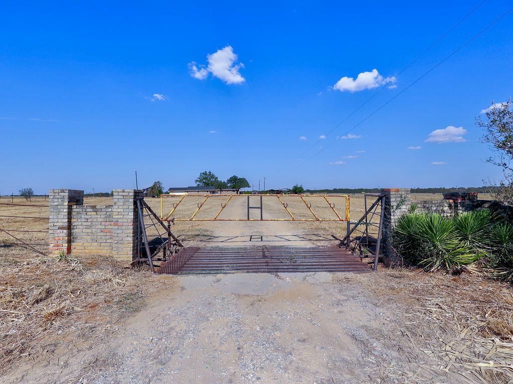 5400 Gander Slough Rd, Kingsbury, TX 78638