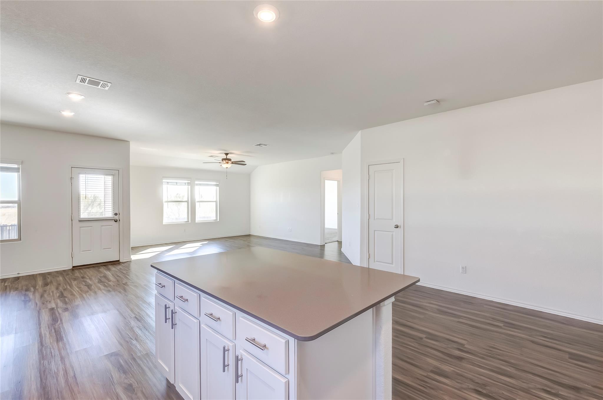 730 Carol Dr, Hutto, TX 78634