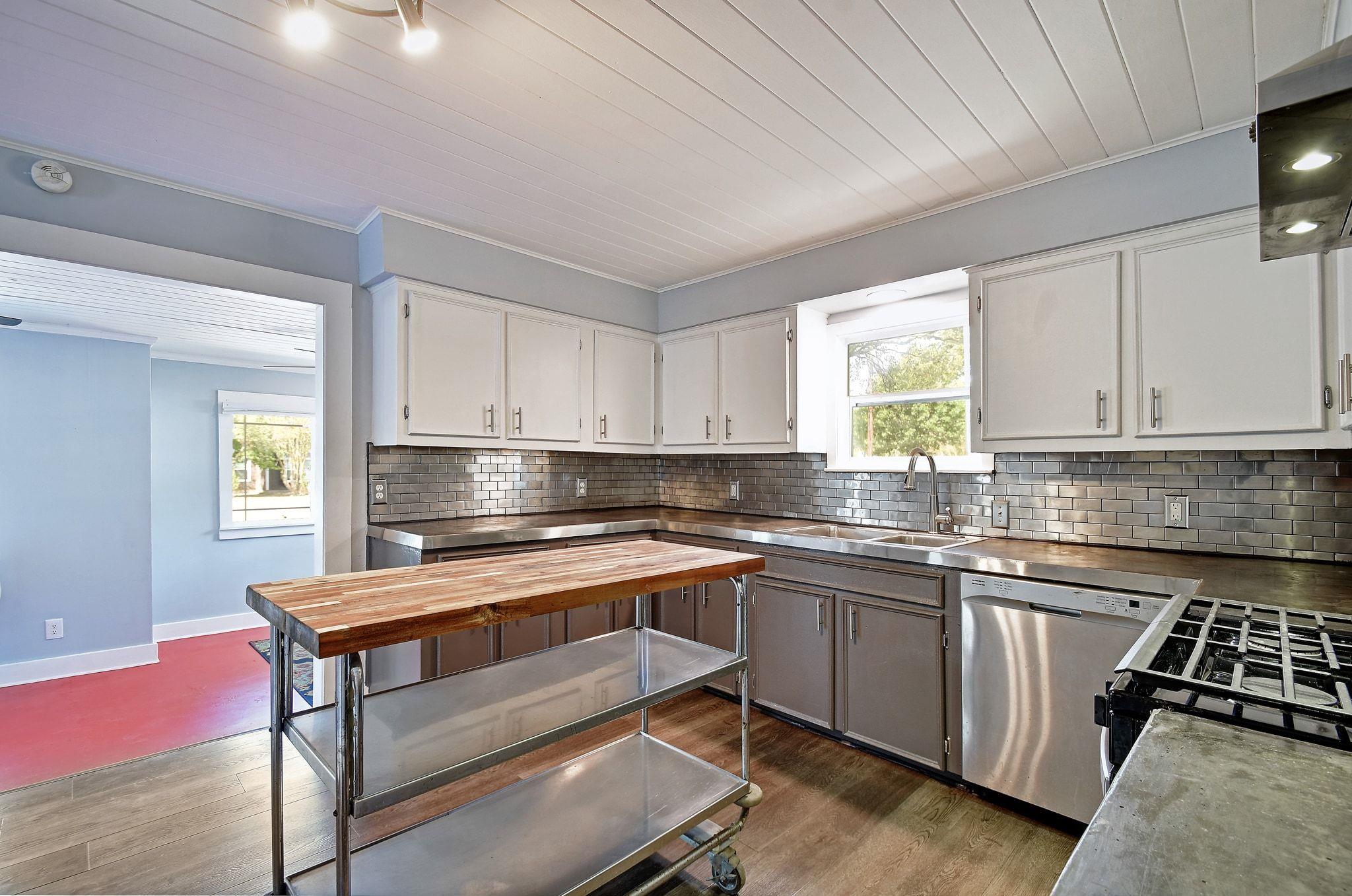 717 S Laurel Ave, Luling, TX 78648