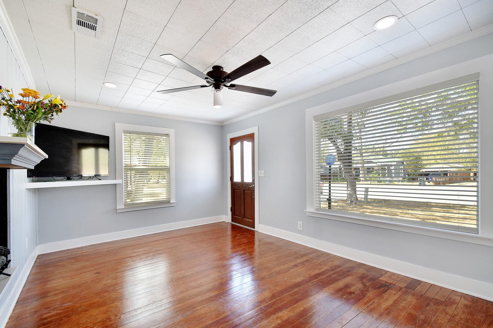 717 S Laurel Ave, Luling, TX 78648