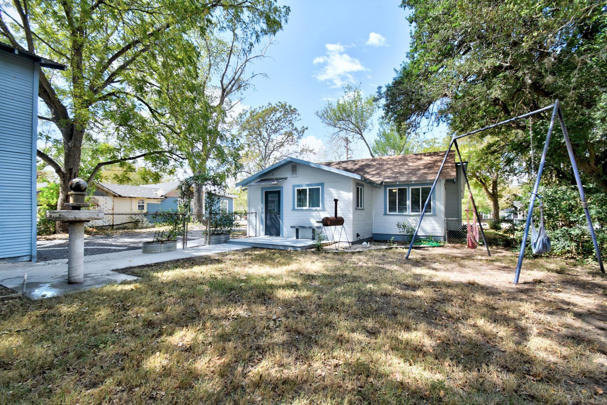 717 S Laurel Ave, Luling, TX 78648