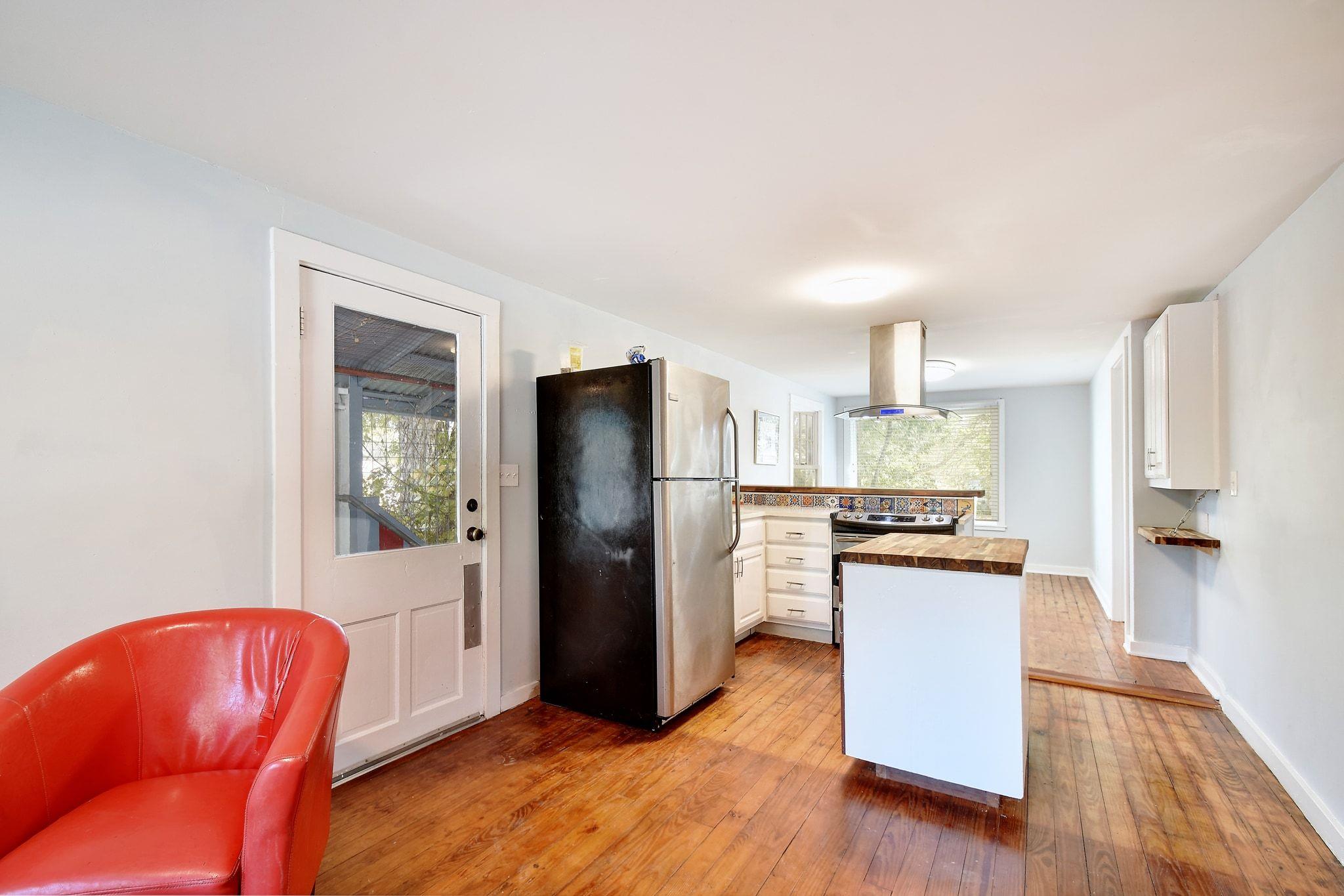 717 S Laurel Ave, Luling, TX 78648