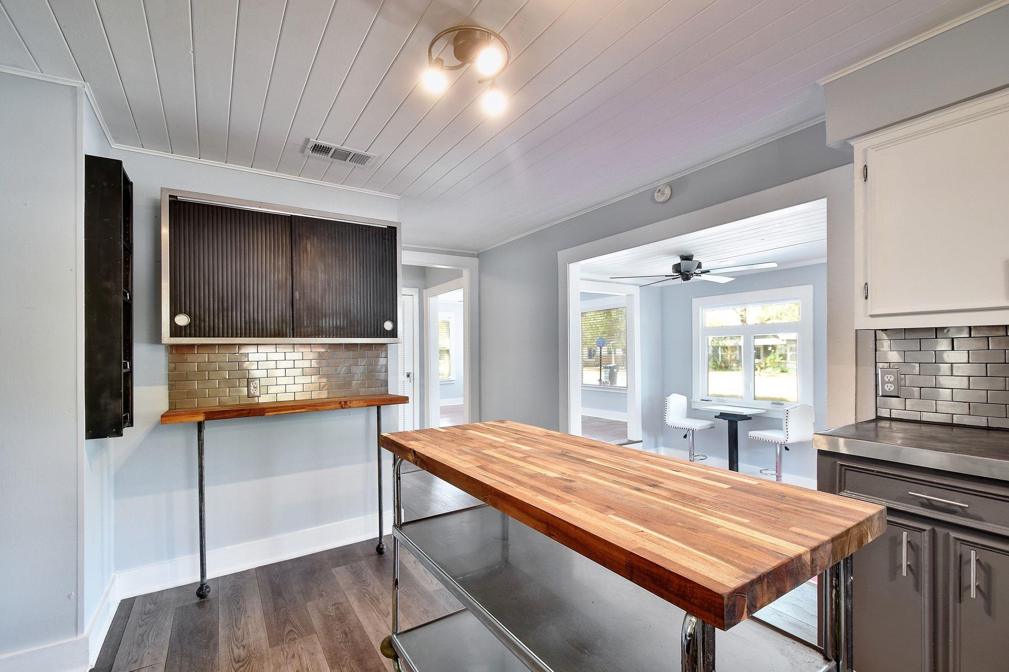 717 S Laurel Ave, Luling, TX 78648