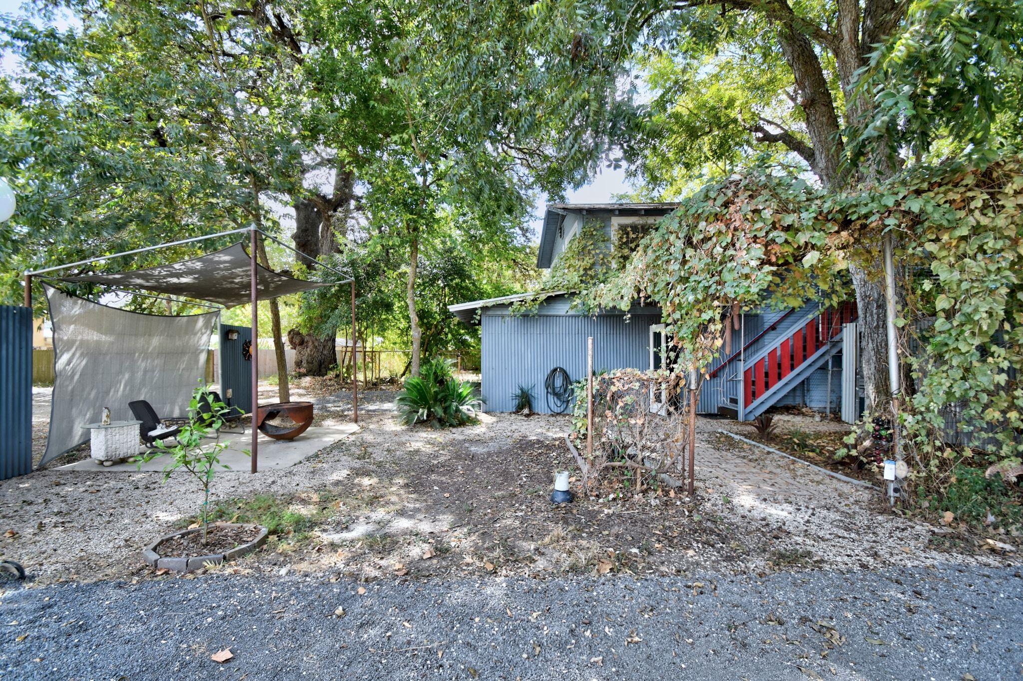 717 S Laurel Ave, Luling, TX 78648