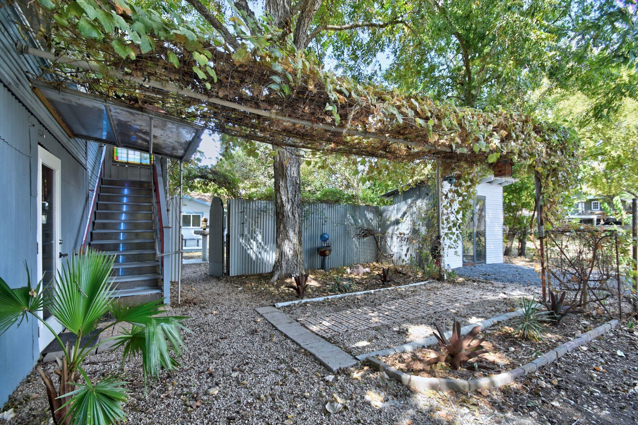 717 S Laurel Ave, Luling, TX 78648