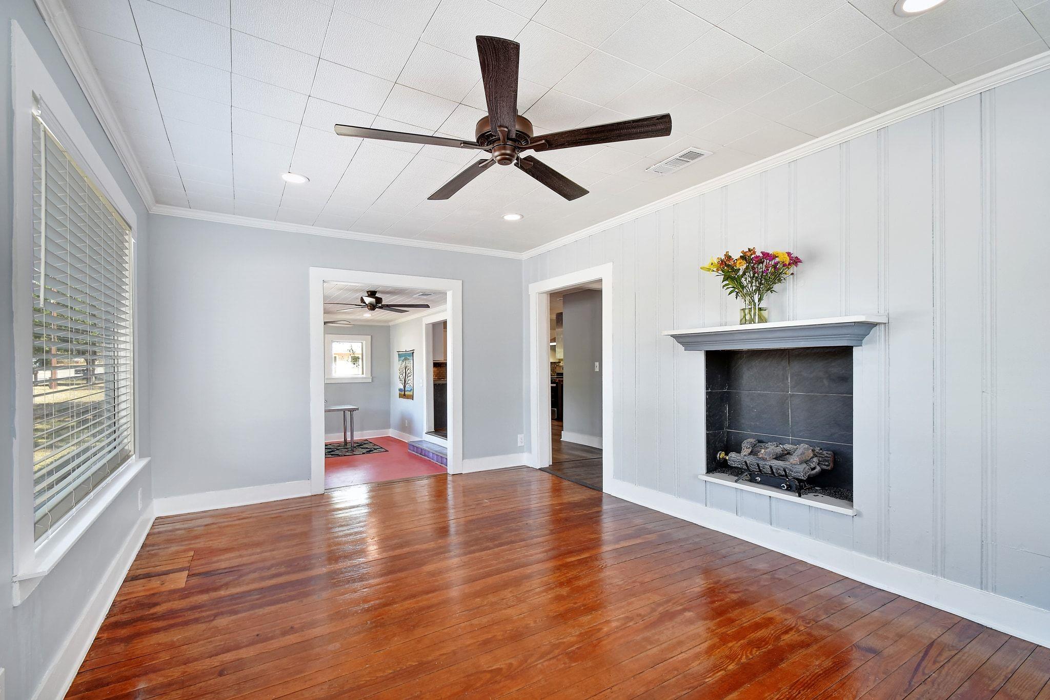 717 S Laurel Ave, Luling, TX 78648