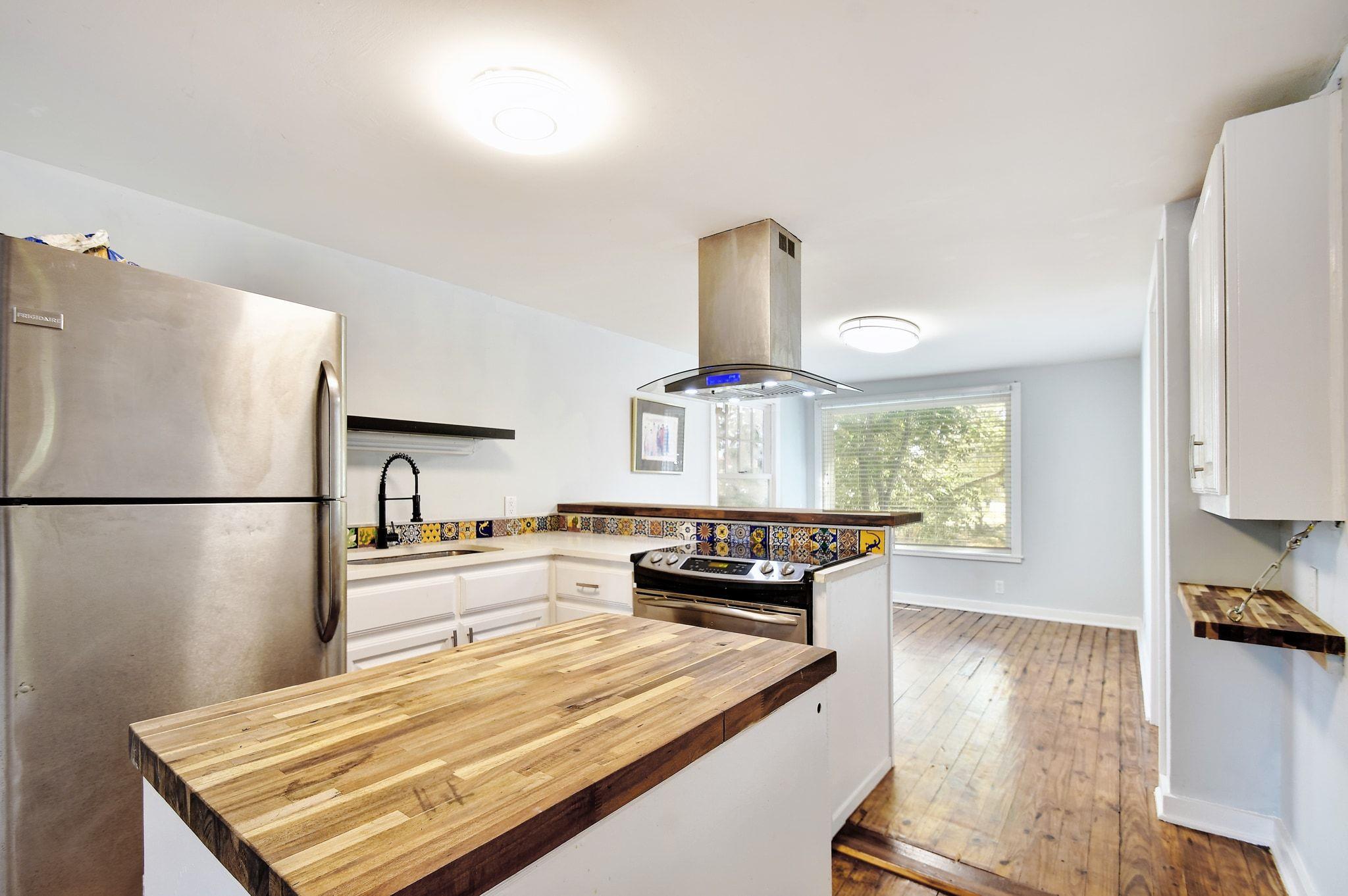 717 S Laurel Ave, Luling, TX 78648