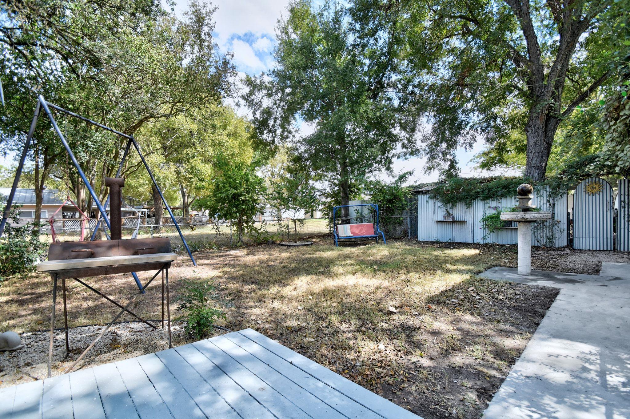 717 S Laurel Ave, Luling, TX 78648