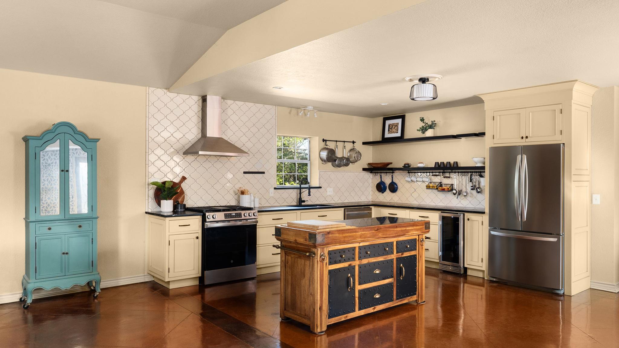 1010 Meadow Ridge Dr, Dripping Springs, TX 78620