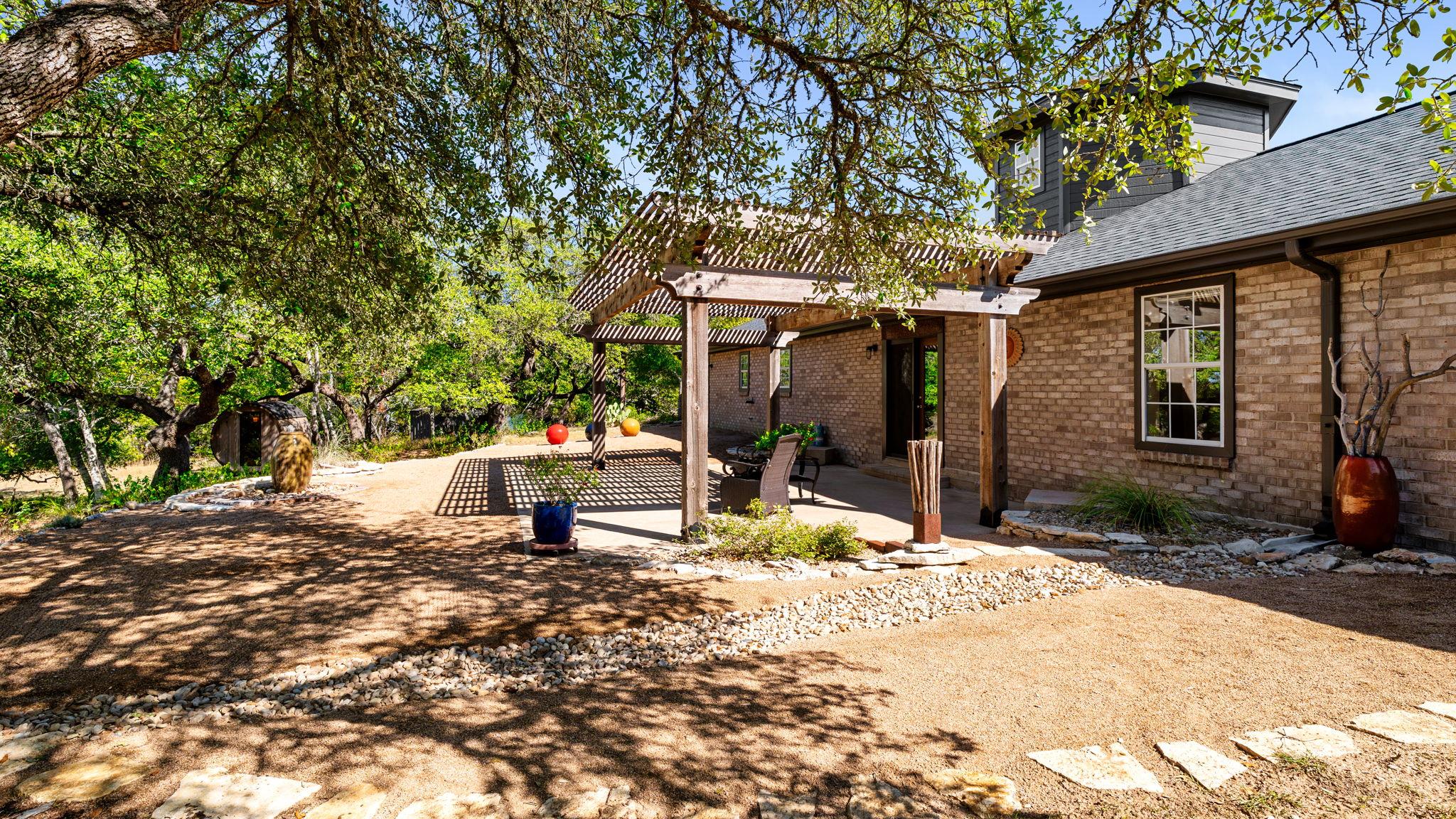 1010 Meadow Ridge Dr, Dripping Springs, TX 78620