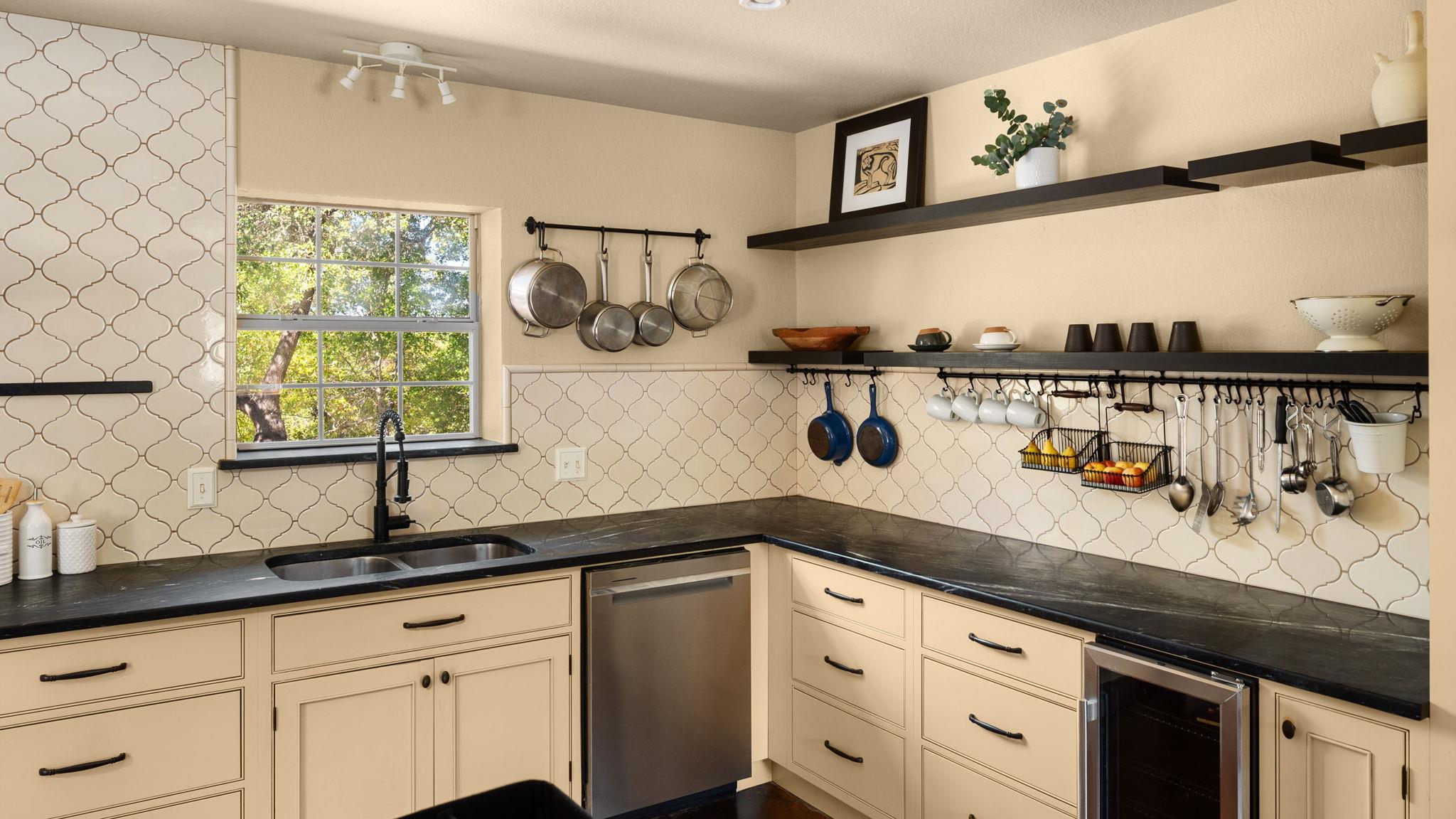 1010 Meadow Ridge Dr, Dripping Springs, TX 78620